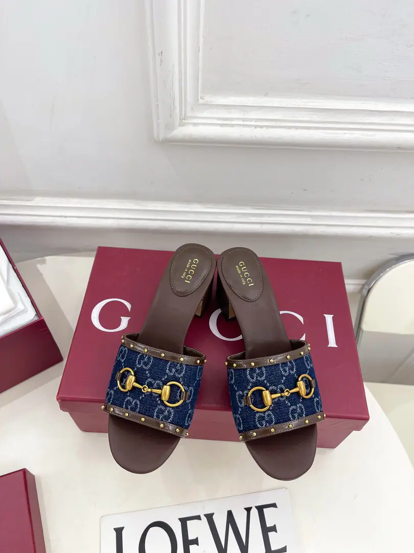 Gucci | Gustz! 26𝐬𝐬 ⭐️ GHome. The lead series finally came out., The bad guys are worth it.！The old classic. Create new designs ✨ ❥2026Spring and summer, old bouquet, nailed slippers. Requisition level！It's a great sense of excellence.！A huge amount of money from domestic and international bloggers.,Old and fashionable. It's easy to wear. The upper toe blew up.！BSThe official network is pushing., New Colours Update continuously🆕 ━━━━━ ЅᏇєєt ━━━━━ ▪️Shoe.: High-level custom importGGThe canvas. ▪️Uchi.: Imports of sheep's skin ▪️Otsumi!: Italian imports are so thick. ▪️He's tall.: 5.5cm ▪️Shoes.: 35-39（40.41.Customable） ▪️Plant price ▪️Numbering: 2608045