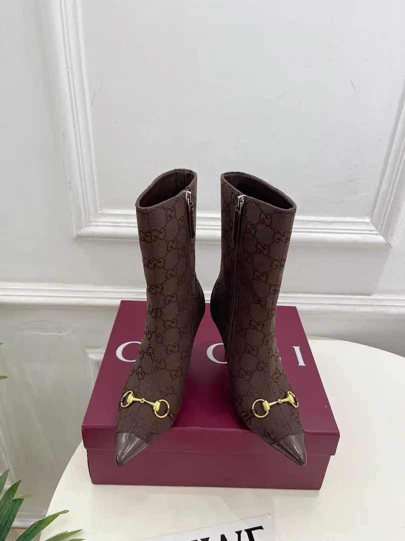 Gucci | Gustz! 26𝐬𝐬 ⭐️ GHome. The lead series finally came out., The bad guys are worth it.！The old classic. Create new designs ✨ ❥2026Autumn and winter brand new. The horse's title is a sharp one.GOld flower and a pair of boots. Requisition level！It's a great sense of excellence.！A huge amount of money from domestic and international bloggers.,Old and fashionable. It's easy to wear. The upper toe blew up.！BSThe official network is pushing., New Colours Update continuously🆕 ━━━━━ ЅᏇєєt ━━━━━ ▪️Shoe.: High-level custom importGGBrush ▪️Uchi.: Imports of sheep's skin ▪️Otsumi!: Italian imports are so thick. ▪️He's tall.: 8.5cm ▪️Shoes.: 35-39（40.41.Customable） ▪️Plant price ▪️Numbering: 2608045
