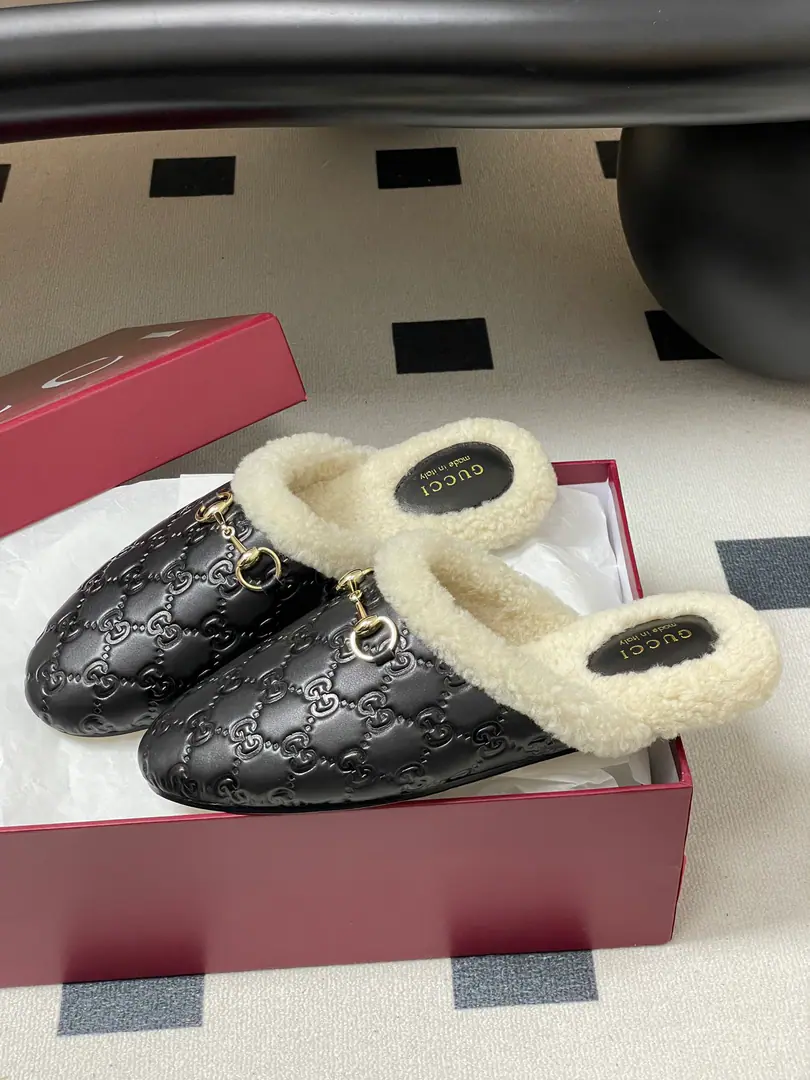 🏧𝐆𝐔𝐂𝐂𝐈Gustz!PrincetownClassic wool slippers., DoubleGThe furs are under the moller's shoes, and the half-shoes are under the flat.. The shoe is soft., The galleries flow., To show you the grace of your day.！ Shoeface custom doubleGSkins of cattle. The inside foot is a lamb wool. The Italian factory is so big. Size:35-42 [40.41.42Do it.]