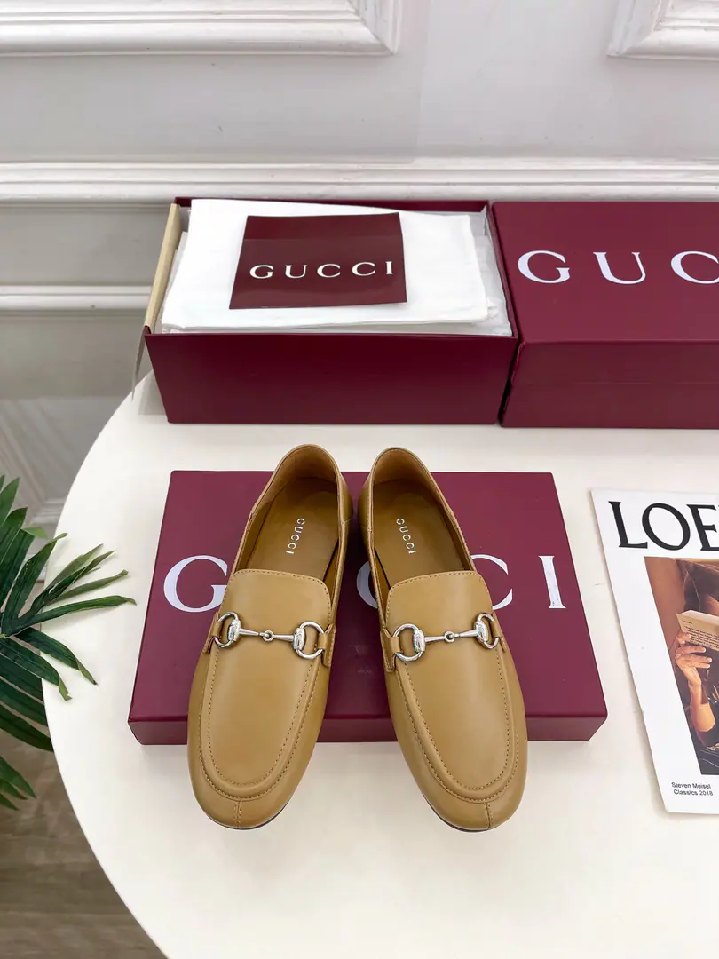 Gucci | Gustz! 26𝐬𝐬 ⭐️ GHome. The lead series finally came out., The bad guys are worth it.！The old classic. Create new designs ✨ ❥2026The new classics are on the flat-line Leafle shoes. Requisition level！It's a great sense of excellence.！A huge amount of money from domestic and international bloggers.,Old and fashionable. It's easy to wear. The upper toe blew up.！BSThe official network is pushing., New Colours Update continuously🆕 ━━━━━ ЅᏇєєt ━━━━━ ▪️Shoe.: High-prescription imports of leather ▪️Uchi.: Imports of sheep's skin ▪️Otsumi!: Italian imports are so thick. ▪️He's tall.: Floor ▪️Shoes.: 35-39（40.41.Customable） ▪️Plant price ▪️Numbering: 2608045