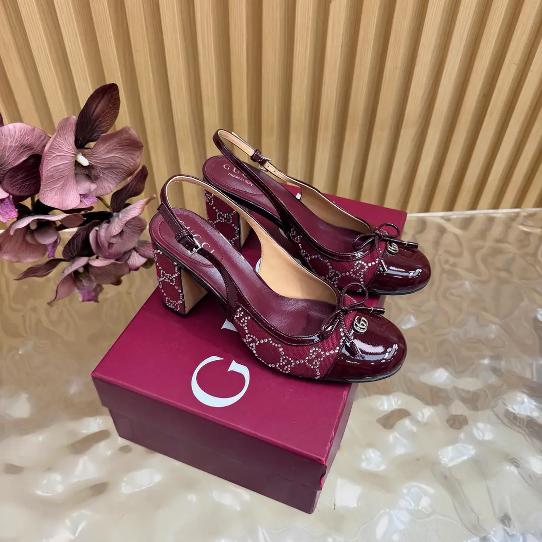 2026S Spring and summer.GucciNew sum The iron is thick. Shoes. The shoes are the most classic.Logo, The suction is behind the pressure., I'd better wear two pairs of shoes and wear pants.👖And dress.👗There's no harm in getting in and out of any place.🩵High-quality cortex kittens and silver bright spots are more than comparable to the impact of visual shocks., Elegance and knowledge blend., A pair of shoes meets the demands of the fairies., The most beautiful of all.🩶 Shoe.: Goki!/Layout（- The drill.） He's tall.: 8cm Otsumi!: That's a big one. Codes: 35-41（40, 41, 42Custom）