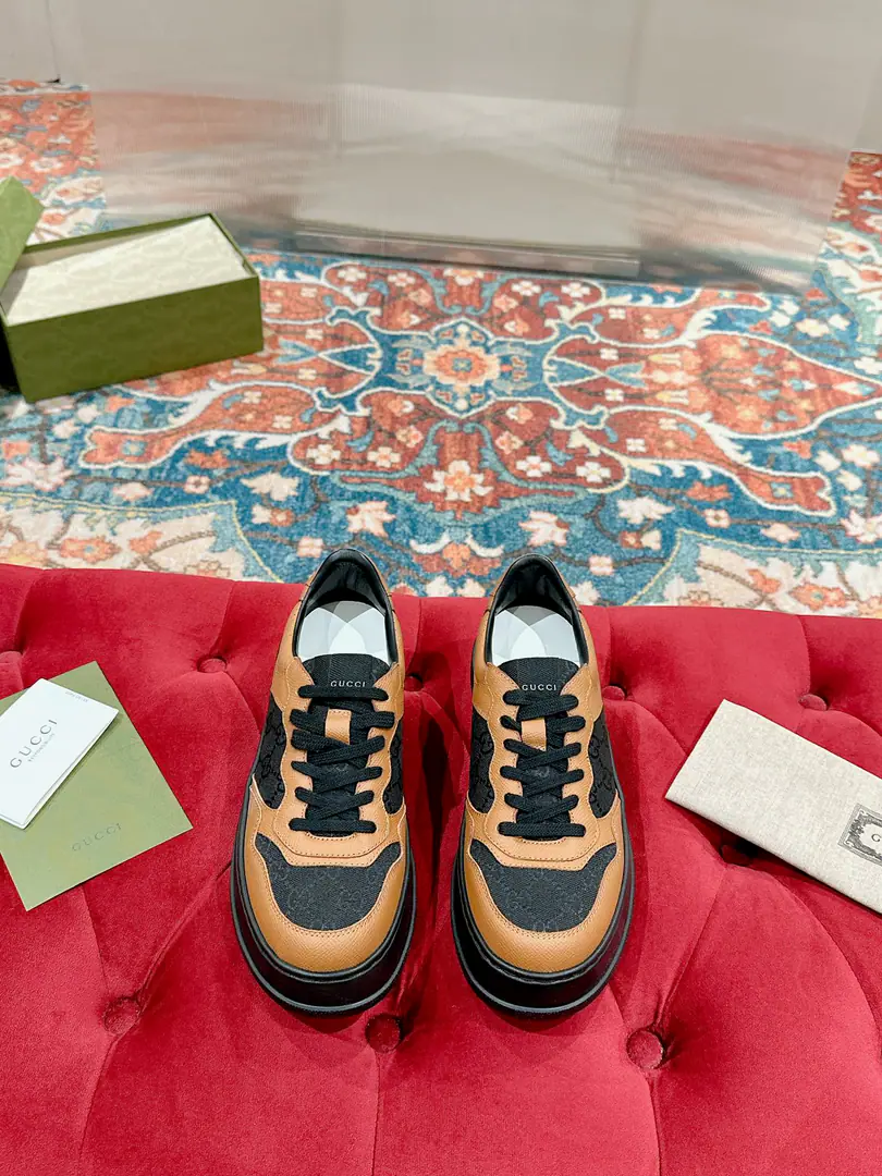 🅿️ 👑Gucci🍀🍀A pair of cozy biscuits. Gucci Chunky BSeries of sneakers～- Let's go with Daddy's shoes. White shoes. Three classic elements of dirty shoes are the design of the sport and leisure mix that brands promote.. The thick sub-structures show a resonance of the sneakers., The most important thing is the shoes are very light.. The classic old flower band., Round shoe head., It's a chocolate system., It's a reminiscent feeling., The effect of the increase is extremely high., The soles are very soft and comfortable.😌Wear it all seasons., It's more of a mood to wear it in the fall.💯 ·Fabulous.: Original customized cow skins（The classic old flower cloth., Puncture., Ballasting process） ·Otsumi!:Rubber Bottom ·Uchi.:Import of sheep skin ·He's tall.:NYO5cm ·Size:Women35-40 Men39-44（Women41 Men45 Custom without re-offer）