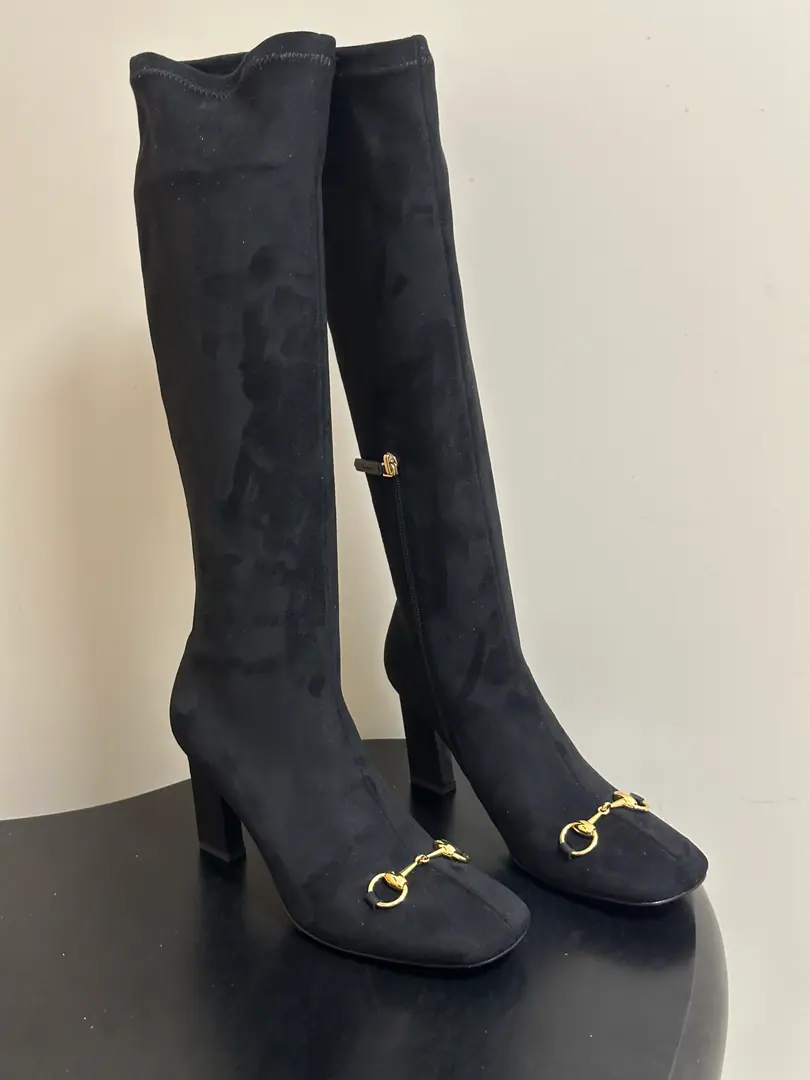 26SsAutumn and winter money.GucciGood-looking old-fashioned horse-stamped, long-stringed boots, long-stringed boots with fur-faced boots. The boots are made from the heart of a glitter-flail-filled leathersmith., Re-enact classic galleries with branded symbols. The golden-coloured half-stamp details add grace., To honor the legacy of branded horsework through contemporary visuals. Original Open Metal Metal Metal Metal Pretzel Shoe.: Customize the delicate sheep, skin. Inside, put your feet on the inside.: Stretch Lecca./Lamb skin. Shoes under the sole.: Italy is a big-ass country. He's tall.: 8.5cm Codes: 35-39（40.41.42I'll make sure I don't change it.） The new Ancola red wrapper with the cabinet.📦