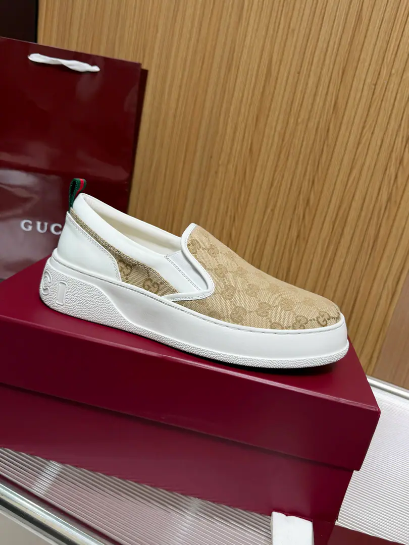 GThe latest big white shoe in the house.🎀Sports and leisure mix🍓The current of the idea.🍄It's a resounding thing.. The new series continues to look for inspiration from other times of everyday life.,And to integrate into the essence of the present design.🌺GG Leather production with stamp pressure,♪ With a classic double G Letters Interwoven,The most impressive branding.🌷 Fabulous.:The plain silk cow skin. Uchi.:Bull mats. Foot.:Plain-board doublesGSaddle Otsumi!:IPBubbles Shoe-tongue numbers:Air pressure source Packaging:Full bag. Remarks:All details are checked against the original. Match: Women35-40Men39-45 👉