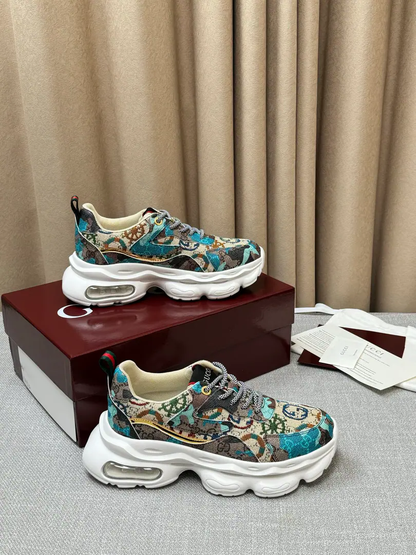 GucciSeries, Market exclusive version. The classic collision with fashion., The shoes are so smart and blending leather with the branding of old flowers., I'm not sure if I can get a full recognition.. Very delicate.GucciIdentification of the suffix details, Showing luxury.. While the thick sub-design adds to the flu,, And bring comfort to the dress experience.. It's either walking on the streets or moving across the city., It makes you a focus.. Have it., Start your fashion trip.！ 39-45 👉