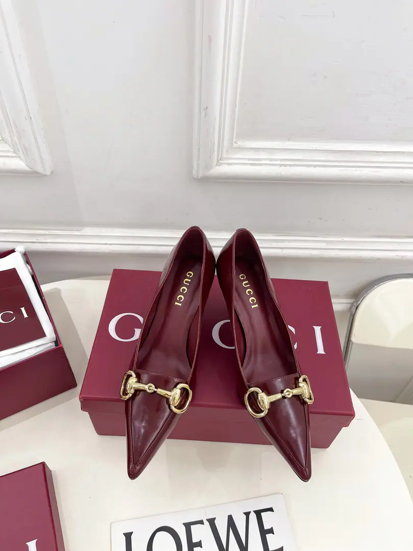 Gucci | Gustz! 26𝐬𝐬 ⭐️ GHome. The lead series finally came out., The bad guys are worth it.！The old classic. Create new designs ✨ ❥2026Autumn and winter brand new. BoulevardThe series of horses with sharp-headed shallow-ass shoes. Requisition level！It's a great sense of excellence.！A huge amount of money from domestic and international bloggers.,Old and fashionable. It's easy to wear. The upper toe blew up.！BSThe official network is pushing., New Colours Update continuously🆕 ━━━━━ ЅᏇєєt ━━━━━ ▪️Shoe.: High-prescription imports of cattle skin/Crocodile skin. ▪️Uchi.: Imports of sheep's skin ▪️Otsumi!: Italian imports are so thick. ▪️He's tall.: 7cm ▪️Shoes.: 35-39（40.41.Customable） ▪️Plant price ▪️Numbering: 2608045