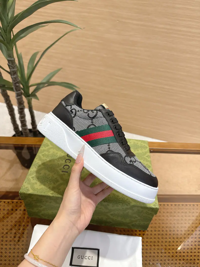 GucciCrackers, shoes.｜The couple money is so good.✨ The Gudz cabinet is running a cookie shoe in parallel., A quality upgrade of classic white shoes., The regenerate atmosphere is so strong that it's so simple.. Shoes face customize cattle skins using the original, It's a classic old flower cloth., Multiple processes of piercing and pressure stripes, It's a very good recognition.. Side-marked red greenweed band, Back and back.GG Logo, Details are in place.. 4cmThe bubbles are so light and thick., Sneaking legs., The upper foot doesn't weigh too much., Walk light and not tired.. Super multi-colour option, Black and White Jane., Old flowers are old., Both boys and girls can handle it., It's a couple's shoe. It's a really good match.. I'm a pair of jeans., The dress is all right., I'm not wrong about traveling.. Female size35‑40｜Men39‑45, Positive buy. #GucciBiscuit shoes. #Good-ass shoes. #Couple shoes. #Small white shoes.