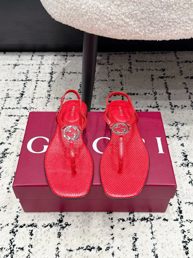 GucciGustz!26/ DoubleG"Slip the lady's sandals" The bare toes slippers are made of leather., The design elements of a square round and peace base are so smart that they are so modern.. The metal button details of the collection remind of brand fashion.！ ✔️Shoe.: Customize metal mirror skins/Bullskins. ✔️Uchi.: Lamb skin. ✔️Otsumi!: The rubber floor. ✔️Size: 35-42（40 41 42 Do it.）