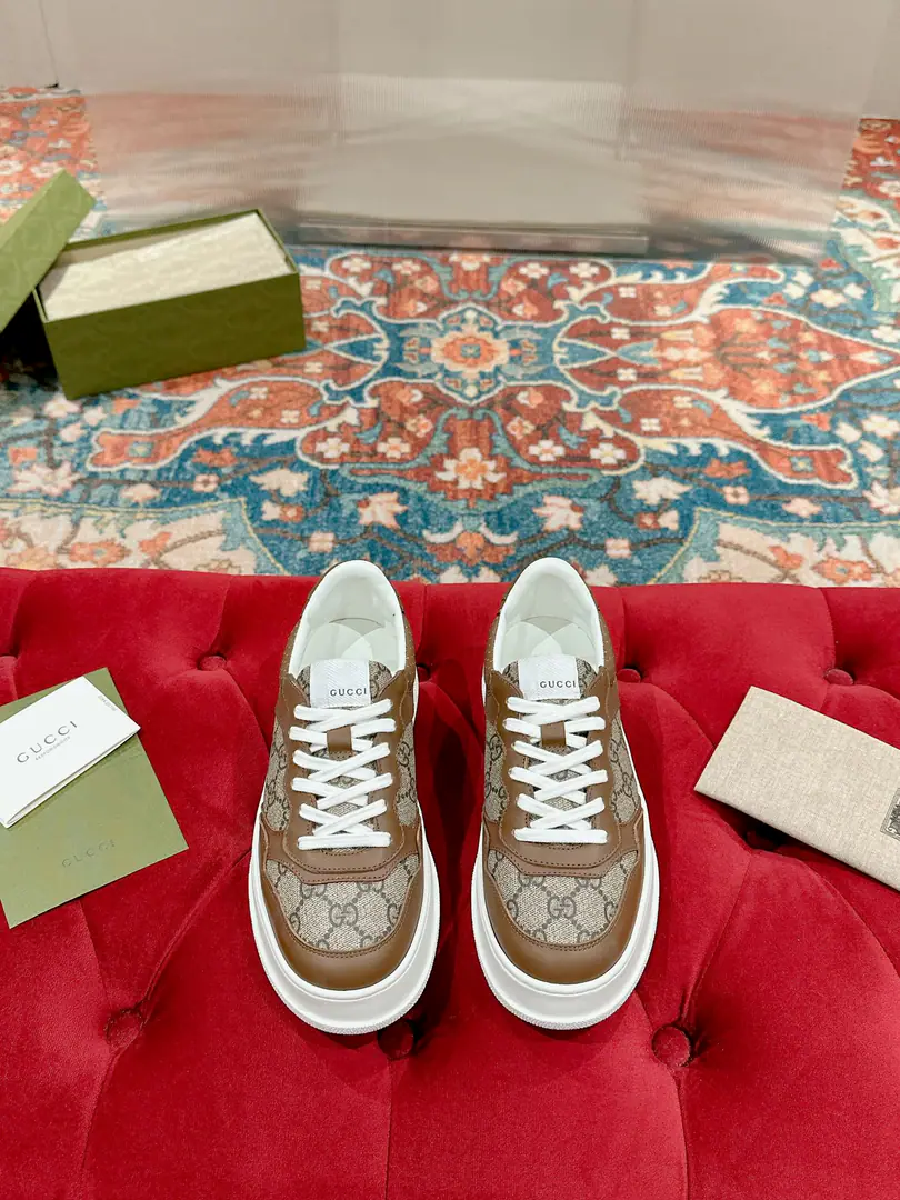 🅿️ 👑Gucci🍀🍀A pair of cozy biscuits. Gucci Chunky BSeries of sneakers～- Let's go with Daddy's shoes. White shoes. Three classic elements of dirty shoes are the design of the sport and leisure mix that brands promote.. The thick sub-structures show a resonance of the sneakers., The most important thing is the shoes are very light.. The classic old flower band., Round shoe head., It's a chocolate system., It's a reminiscent feeling., The effect of the increase is extremely high., The soles are very soft and comfortable.😌Wear it all seasons., It's more of a mood to wear it in the fall.💯 ·Fabulous.: Original customized cow skins（The classic old flower cloth., Puncture., Ballasting process） ·Otsumi!:Rubber Bottom ·Uchi.:Import of sheep skin ·He's tall.:NYO5cm ·Size:Women35-40 Men39-44（Women41 Men45 Custom without re-offer）