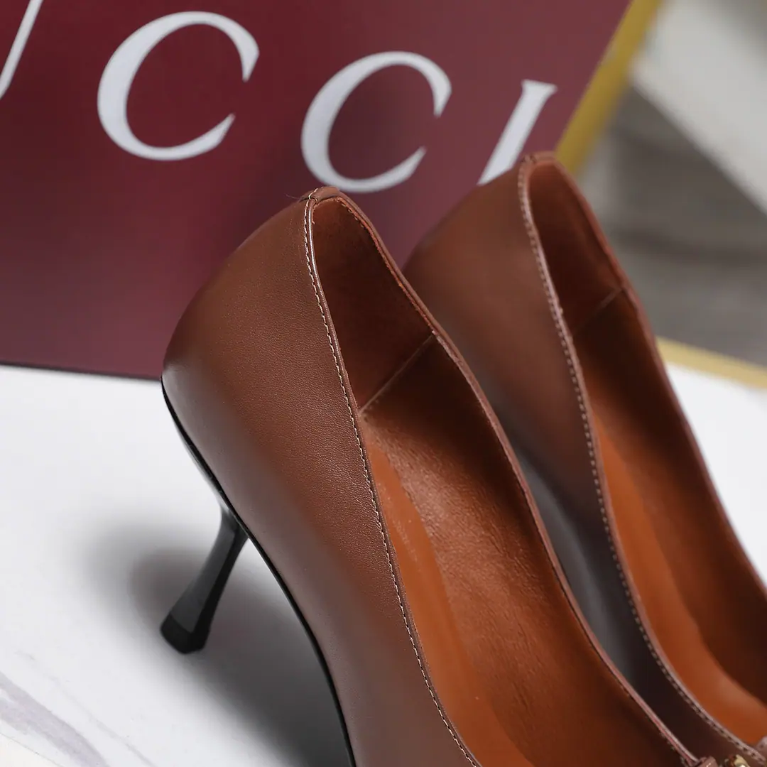 Unique.GuCCHigh-end fine. 2026Spring and summer.BombshellNew paragraphs in series🆕Super fine and shallow shoes. High heels fashion, sharp-headed, sensitive shoes.🔥The original juice original.!Every detail is carefully crafted., Can be associatedZGYeah, like one., No two qualities.！ Fabulous.: Import head-decked cow skin - It's a hardware.: The original modeling chain is a button. Uchi.／Foot.: High-end custom-made sheep skin He's tall.: 6.5 cm Otsumi!: Italian skin. Size: 35-42（40 41 42Do it., No re-election.） Full plate high end Ancola red packaging！ Price: Bullskins. Stone tattoos. Exploration2026Spring and summer series, The shoe money was meant to honor that glorious time.. This shoe is made of metal leather., The trick is to blend in the tip and the metal and the adornment., ♪ And let's all be different ♪💋