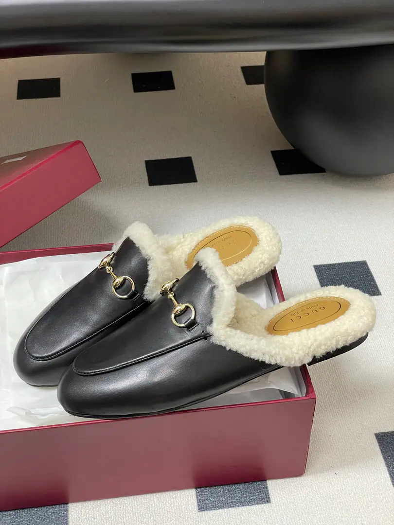🏧𝐆𝐔𝐂𝐂𝐈Gustz!PrincetownClassic wool slippers., The fury of Muller's shoes, with half a slipper on the ground, is a merino lamb slipper.. The shoe is soft., The galleries flow., To show you the grace of your day.！ The shoes are the original high-swirling cow, skin./Bullskins. The inside foot is a lamb wool. The Italian factory is so big. Size:35-42 [40.41.42Do it.]