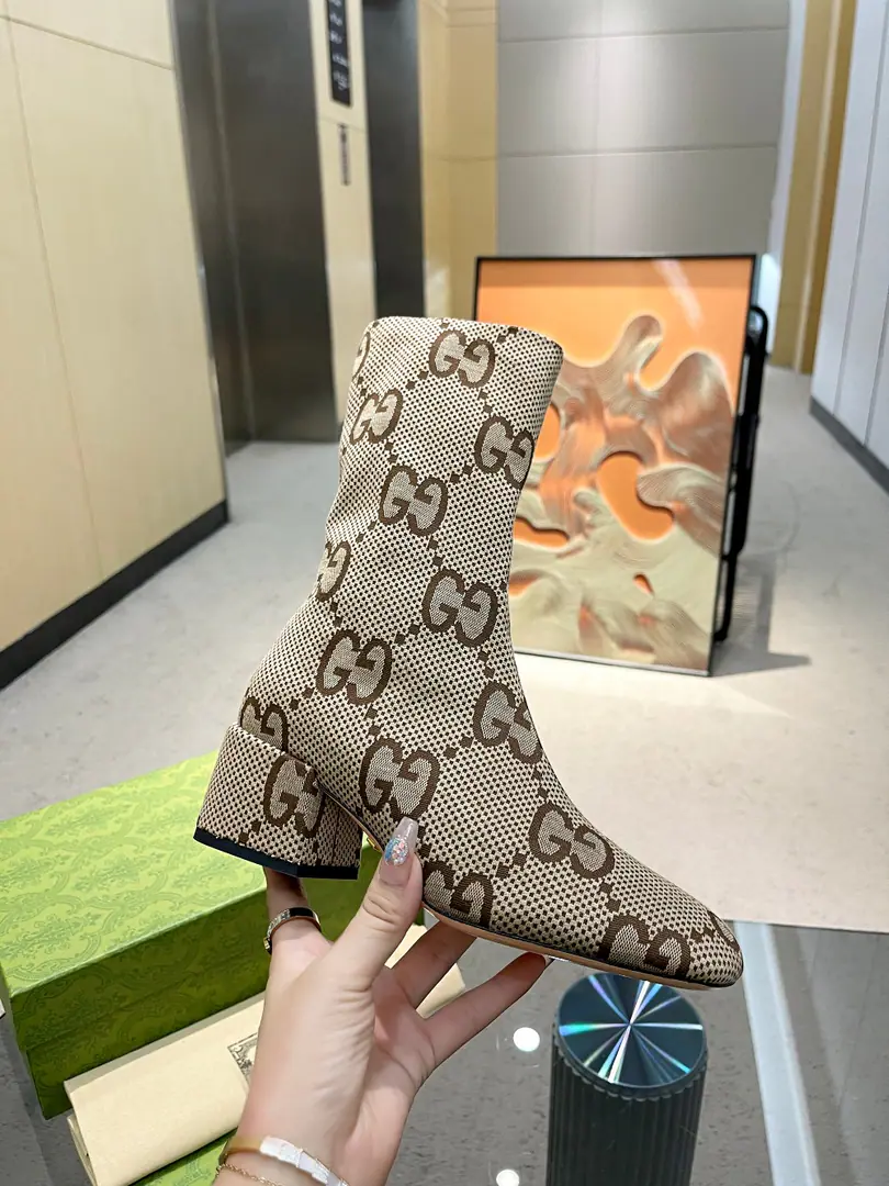 Morning Autumn.GuCciNew9Inches）Fix your legs.🦵The Gretchen Boots.🔥 Original Customise, 1:1Repeat, Top Quality, It's perfect.💪 The boots are brand new.GThe pattern shows self-image., ♪ Turn around and hold each other round the circle double ♪GNew Styles ApplyingGG SupremeOn canvas., To be a brand new stamp of a lot of boots., A unique and well-known self-proclaimed.. Reexploration, And recreate the classics.GGMark, And magnify the symbols of the branding legacy.. Fabulous.: New imports doubleGBlastly Weaving Uchi.: Stretch the elastic.+A sheep's skin cushion. He's tall.: 5cm. Otsumi!: Italian skin. Size: 34-42（34: 41: 42Custom without re-offer）