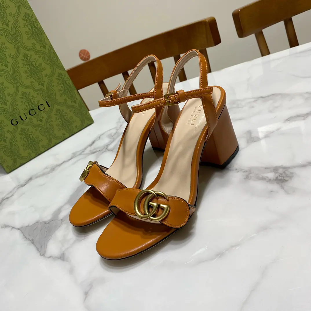 Gucci Guch. Classic strip.·Heel sandals., Original1:1Development, It's a super-big., It's beautiful., Summer must be a single. Shoe.🈶️Top layer🐂Bullskins. ｜ Gold/Silver membrane., ♪ The pads are the rims ♪🐑Lamb skin., That's a little skin. He's tall.: 7.5CM Size: 35—39Code(34.40.41.42.43Do it., No re-election.)