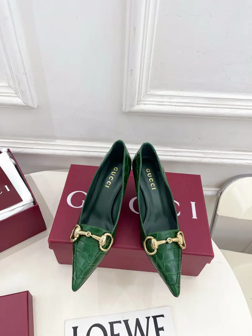 Gucci | Gustz! 26𝐬𝐬 ⭐️ GHome. The lead series finally came out., The bad guys are worth it.！The old classic. Create new designs ✨ ❥2026Autumn and winter brand new. BoulevardThe series of horses with sharp-headed shallow-ass shoes. Requisition level！It's a great sense of excellence.！A huge amount of money from domestic and international bloggers.,Old and fashionable. It's easy to wear. The upper toe blew up.！BSThe official network is pushing., New Colours Update continuously🆕 ━━━━━ ЅᏇєєt ━━━━━ ▪️Shoe.: High-prescription imports of cattle skin/Crocodile skin. ▪️Uchi.: Imports of sheep's skin ▪️Otsumi!: Italian imports are so thick. ▪️He's tall.: 7cm ▪️Shoes.: 35-39（40.41.Customable） ▪️Plant price ▪️Numbering: 2608045