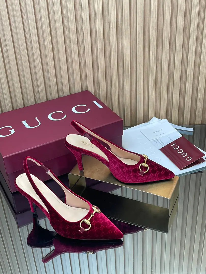 2025Morning Autumn.🔥GHome new money.🛒GUcc𝐢The horse's chain is tied to the sandals and the high-end sandals.🆕Import silkG GGold silk velvet sandals.♨️♨️♨️ 🔥🔥Plant price🔥🔥 🆙Top Version, Welcome.👏🆚That's right.. Original1:1Repeat Attention.⚠️Please accept our pledge.🆙 ▫️Shoe.: Imports are high.G G♪ Embrace the golden silk velvet ♪ ▫️Uchi./Foot.: Full-cut, high-end lamb skin. ▫️Shoes under the sole.: Italian top is a skin. ▫️He's tall.: 8.5cm 4.5 cm ▫️Match: 35-42（41/40/42I'll make sure I don't change it.） ▫️Packaging: Original full red packaging GucciThe creative director has put up a nice leash with shallow shoes., Softening ImportsG Gvelvet heart maker., A well-known branding element, the Golden Seal, adds a brightly tack to the center of the shoe-steating., The combination of a sharp and sharp design of a new interpretation of the classics., Untie and low-end complementarities., Make a nice and cozy version.👍👍👍