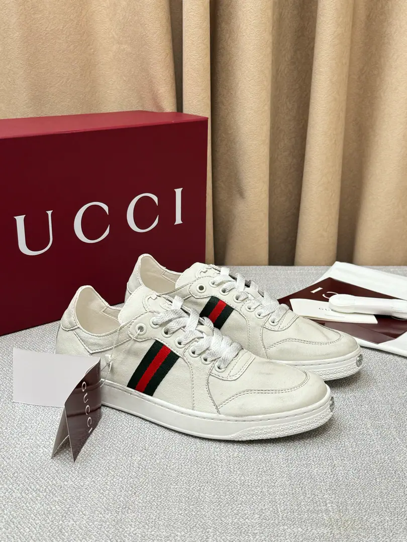 GucciSeries, Market exclusive version. The classic collision with fashion., The shoes are so smart and blending leather with the branding of old flowers., I'm not sure if I can get a full recognition.. Very delicate.GucciIdentification of the suffix details, Showing luxury.. While the thick sub-design adds to the flu,, And bring comfort to the dress experience.. It's either walking on the streets or moving across the city., It makes you a focus.. Have it., Start your fashion trip.！ Women35-40, Men39-45 👉 👉