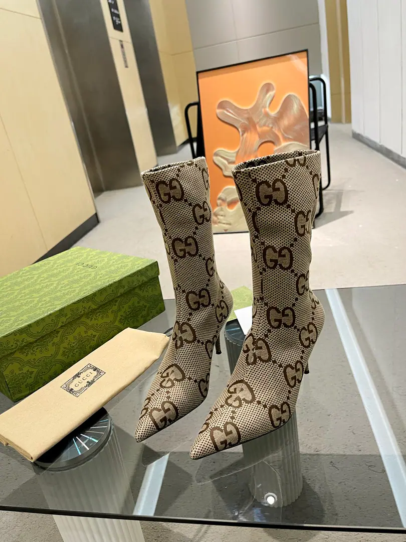 Morning Autumn.GuCciNew9Inches）Fix your legs.🦵The Gretchen Boots.🔥 Original Customise, 1:1Repeat, Top Quality, It's perfect.💪 The boots are brand new.GThe pattern shows self-image., ♪ Turn around and hold each other round the circle double ♪GNew Styles ApplyingGG SupremeOn canvas., To be a brand new stamp of a lot of boots., A unique and well-known self-proclaimed.. Reexploration, And recreate the classics.GGMark, And magnify the symbols of the branding legacy.. Fabulous.: New imports doubleGBlastly Weaving Uchi.: Stretch the elastic.+A sheep's skin cushion. He's tall.: 8cm. Otsumi!: Italian skin. Size: 34-42（34: 41: 42Custom without re-offer）