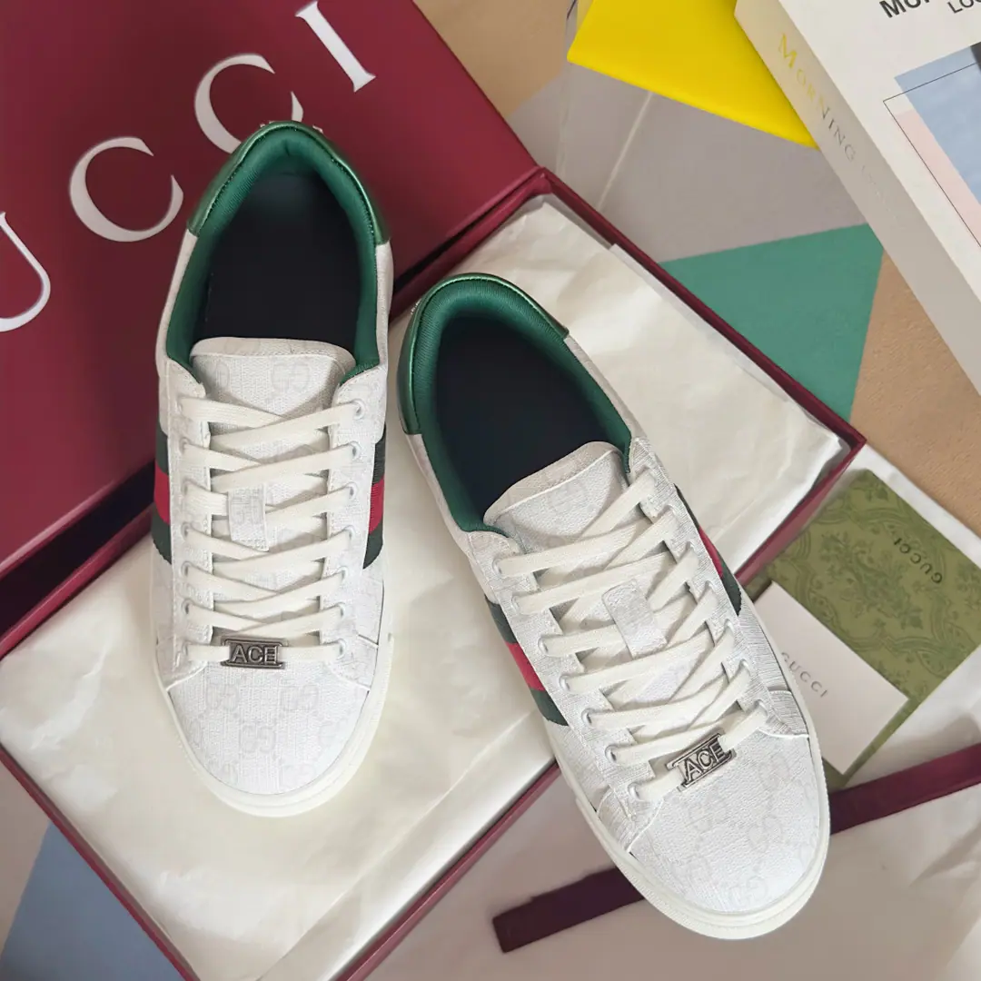 Top Version: Couple money. GucciGood riddance.AceSeries Honeybee. White shoes. Couple money. Leisure Sports shoes Original procurement development Make the goods. Guzérèse since the day he was born, AceThe series of sports shoes continues the brand narrative., The craftsman's masters are singles.. The new series is designed with a very low profile., The match is for details., ♪ Shine the sports shoe style ♪. Tie with fixed garb“ACE”Metal sign, The thick structure is a shoe-like thing.. GucciThe classic red striped strips add charm to the whole design.. Send a cabinet for fine packaging🛍📦 ▪️Fabulous.: Original import of head-level cattle skin ▪️Uchi.: Original custom custom customised soft sheep skin ▪️Shoes under the sole.: Original OpenTPUSlipboard Base ▪️Bottom: 3CM ▪️Size: Female35-40 / Men39-45