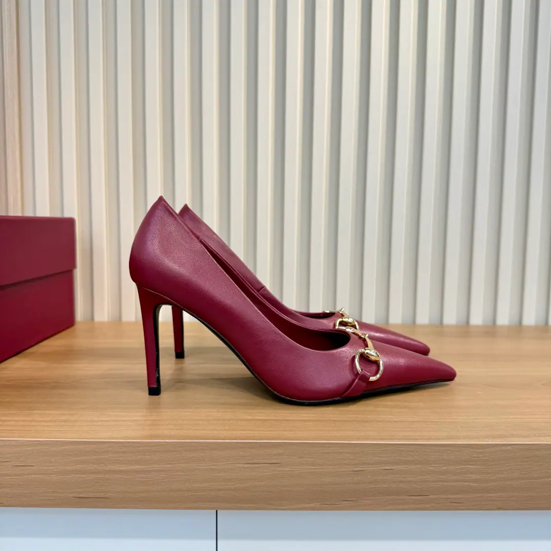 Plant price （35-42）Gucci PrimaveraThe series combines innovation with a pragmatic vision, Sets the contour, Texture and material-based new language. DonnaThe series is focused on its clarity.. The high heels are elegant with their pointy and fine heights., And a gold-tone brandy of a pony-marked stump., Add branding.. The white and white leather. Gold-alert It's in the apricot leather line. Horses' titles are cut. Pointhead Leather Shoes Bottom Siu Gao-sung I'll put a leather shoes cushion on., It's got a serrated cutting and a golden membrane.“Gucci”Marking - It's a game. Height: 80Millimeters