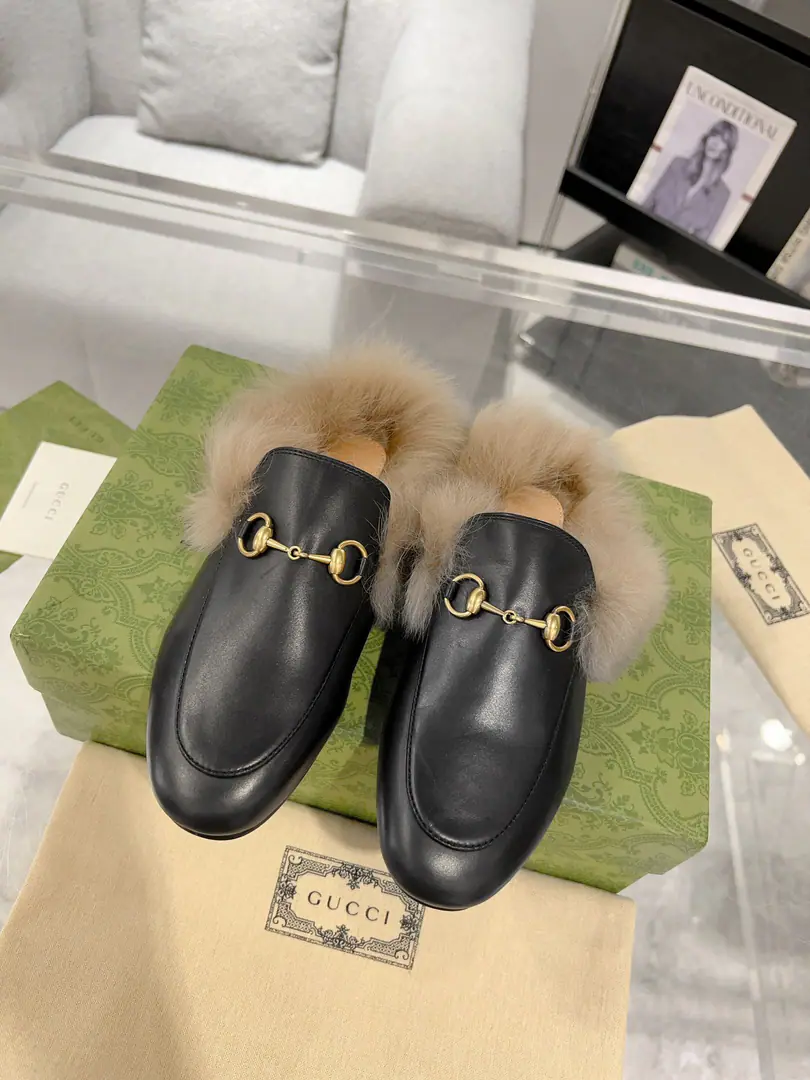 Plant price Top Version GUCCI, Shoe-faced material Leather., I'll put my feet on the back of my head., The series of slippers has become...GUCCIThe main one in the series., Don't be so mean and full of motten spirits., The apparel is a fashion interpretation of the horse's title, the lullaby shoes., The prettiest upgrade in the early spring series.. Codes35-40, 41No, no, no, no, no.