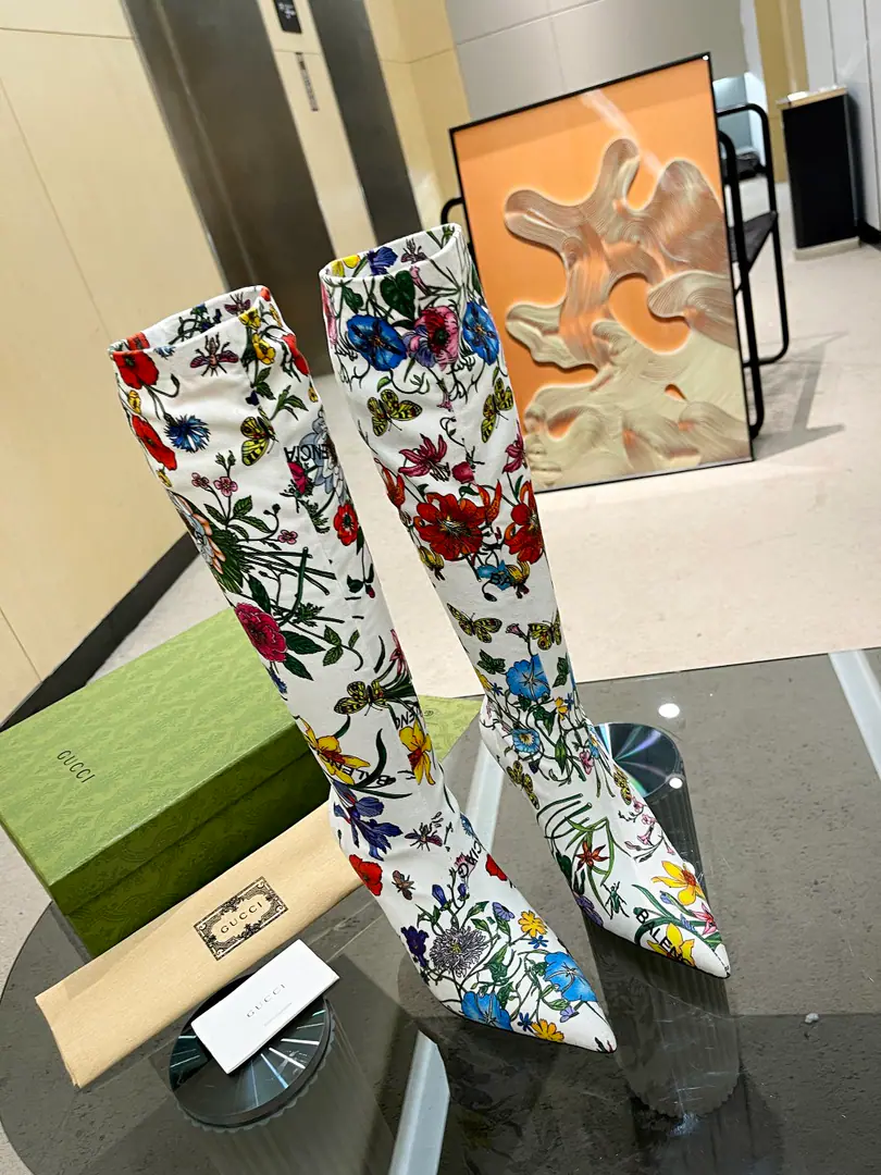 Morning Autumn.GuCciNew15Inches ）Fix your legs.🦵The Gretchen Boots.🔥 Original Customise, 1:1Repeat, Top Quality, It's perfect.💪 The boots are brand new.GThe pattern shows self-image., ♪ Turn around and hold each other round the circle double ♪GNew Styles ApplyingGG SupremeOn canvas., To be a brand new stamp of a lot of boots., A unique and well-known self-proclaimed.. Reexploration, And recreate the classics.GGMark, And magnify the symbols of the branding legacy.. Fabulous.: New imports doubleGBlastly Weaving Uchi.: Stretch the elastic.+A sheep's skin cushion. He's tall.: 8cm. Otsumi!: Italian skin. Size: 34-42（34: 41: 42Custom without re-offer）
