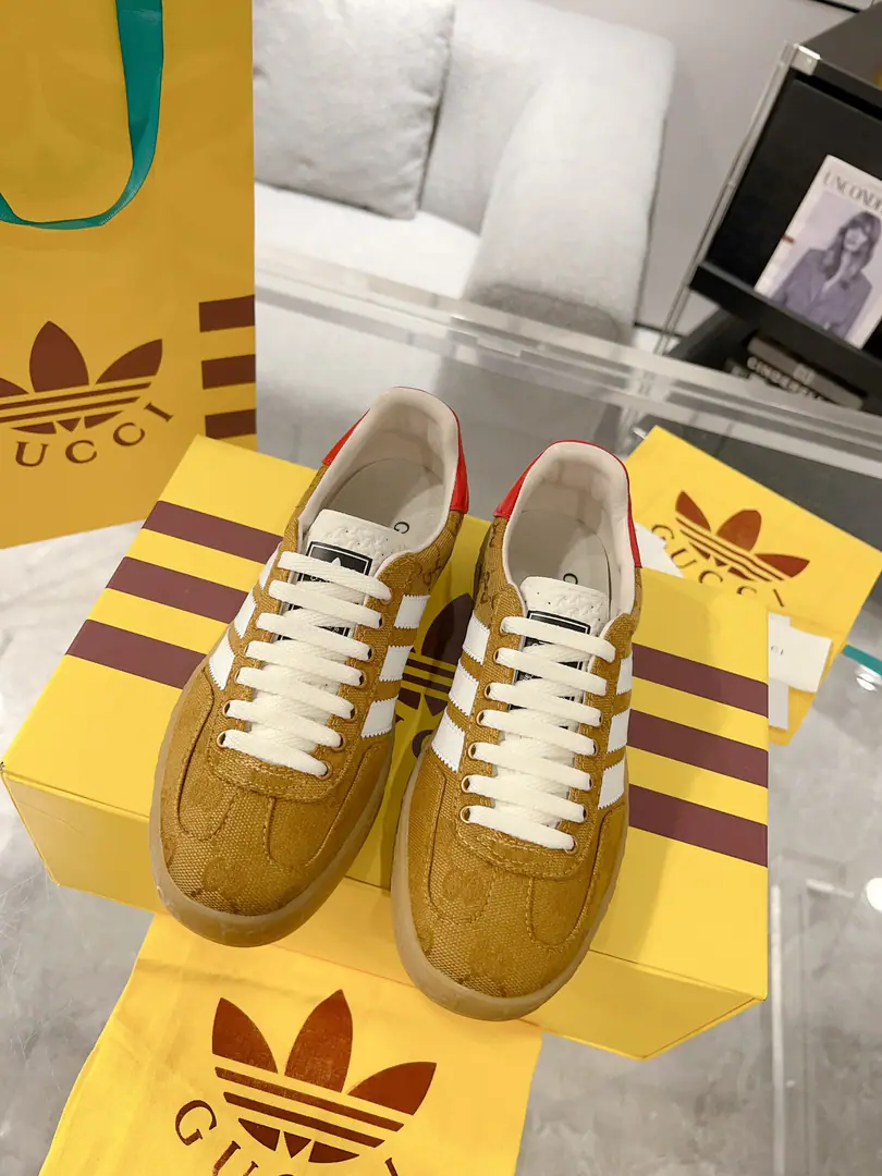 New upgrade Women Men Gucci x Adidas Joint contributions 23ss Fashion week show. Only correct top version of German shoes❗️❗️Global intensity of fire💯Web-wide maximum version contribution❗️❗️The couple's first. Codes:35-46（45.46I'll make sure I don't change it.）