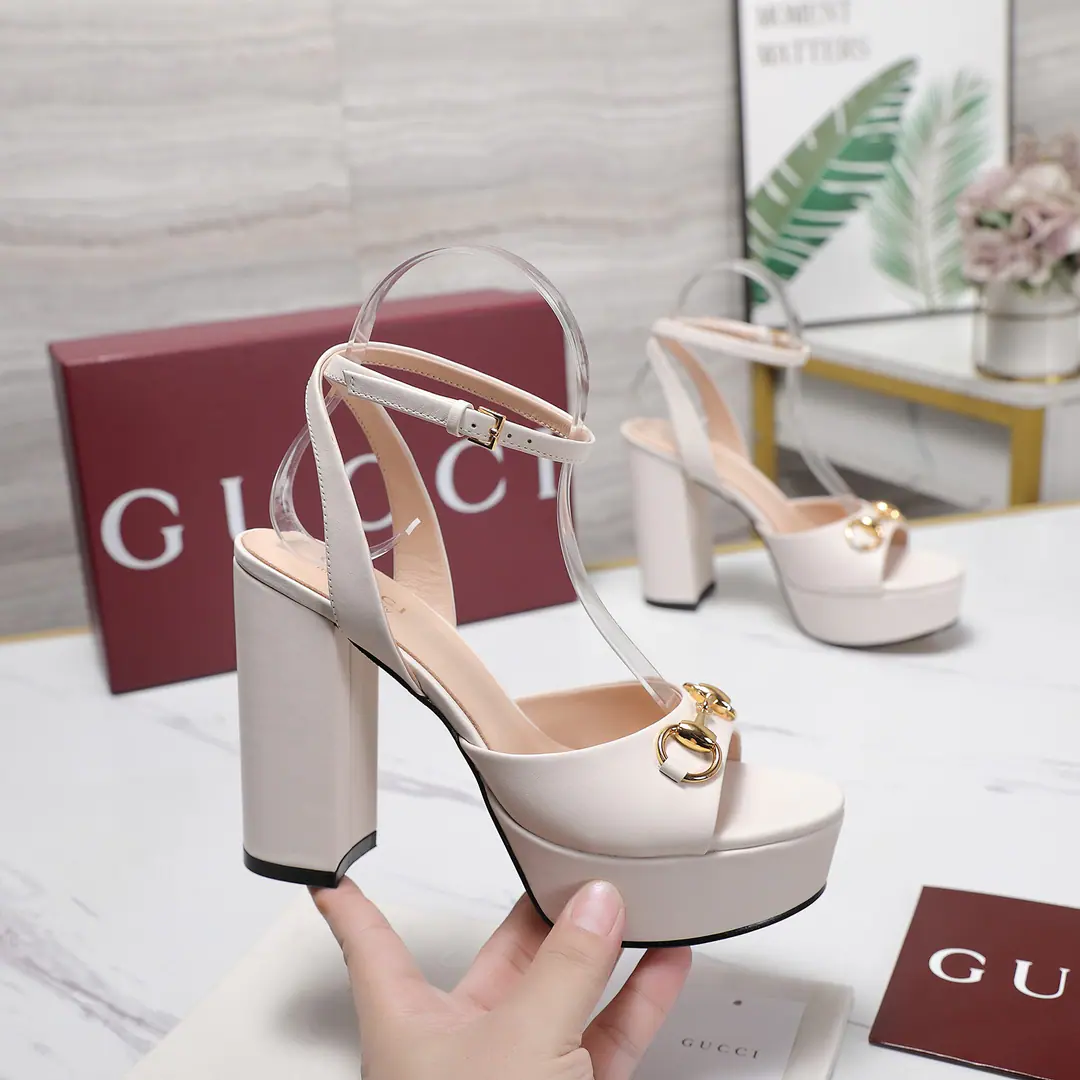 Get out of the factory. 《Unique top version》 GucciAncient.*- Yeah.2026Spring and summer's latest pop-up sandal series.…… 【Roundheads, pure water table heels.】 Original MonoQuality 🍃The original juice-like European style., 💥The upper foot is perfect.💃💃Wearing these shoes., Extremity., ♪ The crystals are so cruising ♪, No matter what the ingredients are., It's the only way to get home., It's a zero distance from the original., The whole column is filled with exciting and exciting synthesizing., The quality of different materials, The physiography of my muscles., It's a very artistic thing.…… ❶Shoe.:Customized importation of cattle paints ❷Uchi.:Customized imports of sheep skin ❸Foot.:Customized imports of sheep skin ❹Otsumi!:The Italians are so rich. ❺He's tall.:10.5cm.Water table high2.5 ❻Packaging:Original package ❼Codes:35-39(34.40.41.42Custom without re-offer)