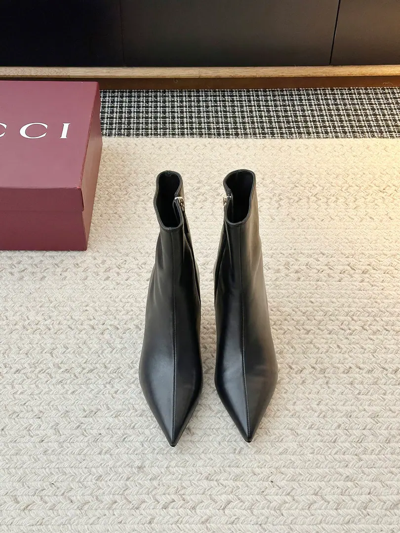 𝐆𝐮𝐜𝐜𝐢Goodie's new sharp shoes. Put it on., The air is full., ♪ I'm so confident ♪～I mean, it's either a work shift or a date., A pair of high-quality heels can make you the focus..I'll pull the legs., Little man turns 1 m8！A dress is elegant., You're so smart in your pants., ♪ And I'm gonna be a little more comfortable ♪～ ➢Shoe-faced material: Original Layout/Head-decked cow skin. ➢The contents of the shoes.: Lamb skin. ➢Shoe bottom material: The original open-up is really leather.【5.5CM】 ➢Shoes.: 35-42（40.41.42No re-election.）