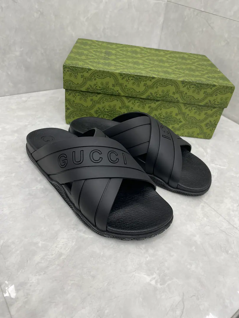 🌹Gucci The men and women of the official network are wearing rubber slippers. The hybrid style continues to enrich brand stories., I want to integrate unexpected elements into modern shape.. This slide sandal is made of rubber soles., It reminds me of the soles of the sneakers.. The table is made of the green and red combinations that are the most unique of brand stripes.. Green and redweeded rubber Same paragraph for men and women Cross-band. GucciPump flowers. Rubber soles Low-skin. 1.2" Height Italian manufacture Codes36～46Code