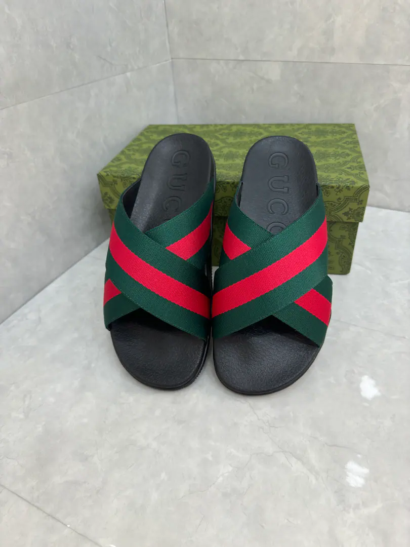 🌹Gucci The men and women of the official network are wearing rubber slippers. The hybrid style continues to enrich brand stories., I want to integrate unexpected elements into modern shape.. This slide sandal is made of rubber soles., It reminds me of the soles of the sneakers.. The table is made of the green and red combinations that are the most unique of brand stripes.. Green and redweeded rubber Same paragraph for men and women Cross-band. GucciPump flowers. Rubber soles Low-skin. 1.2" Height Italian manufacture Codes36～46Code