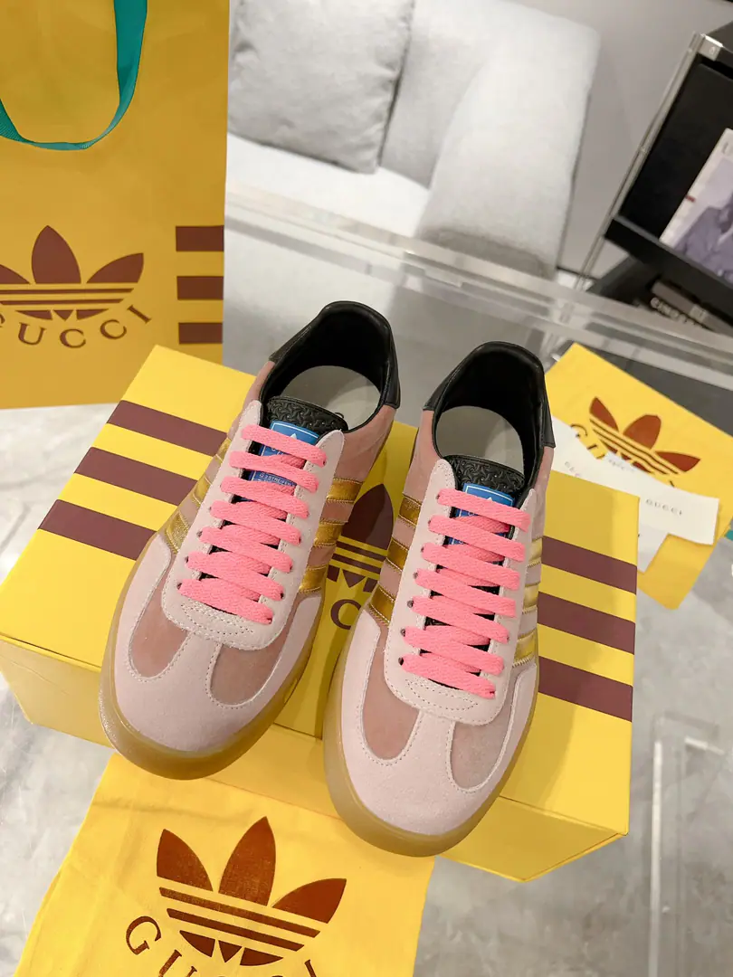 New upgrade Women Men Gucci x Adidas Joint contributions 23ss Fashion week show. Only correct top version of German shoes❗️❗️Global intensity of fire💯Web-wide maximum version contribution❗️❗️The couple's first. Codes:35-46（45.46I'll make sure I don't change it.）