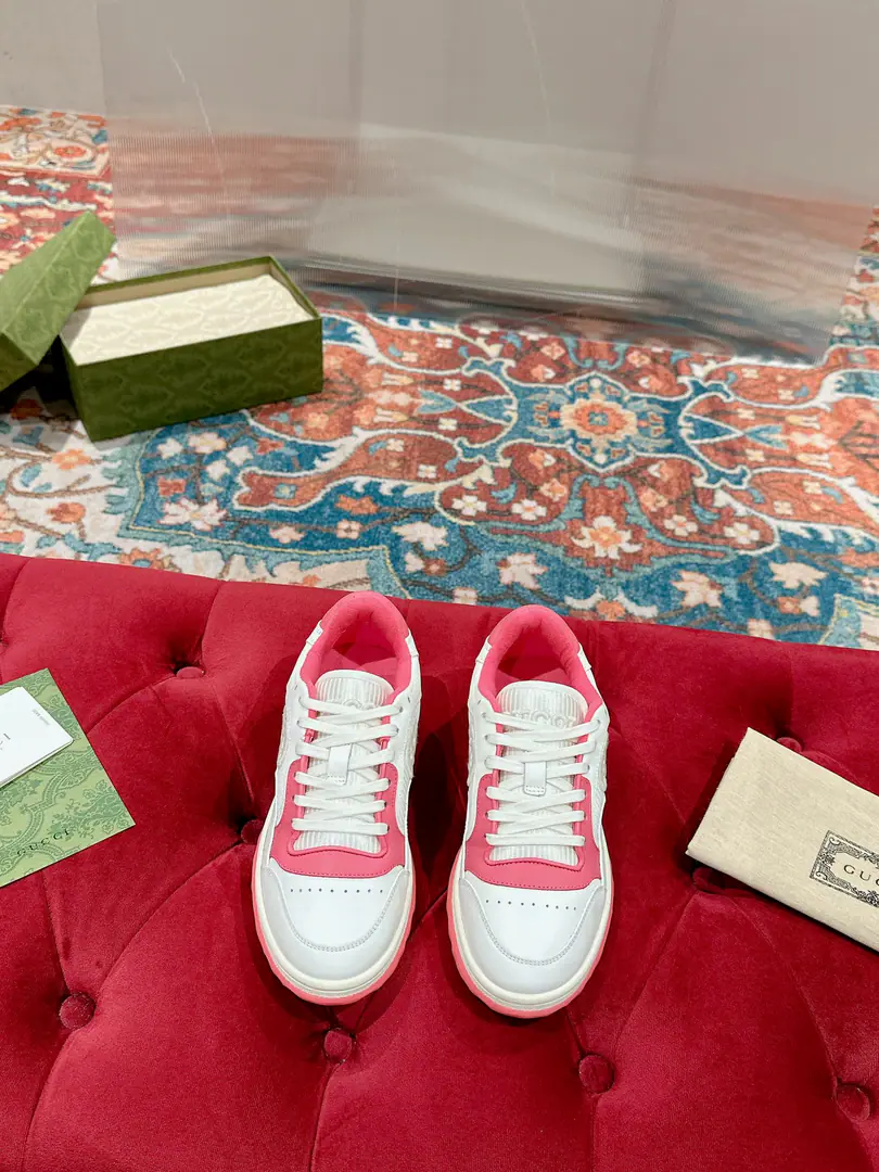 Female 【GHome. Couple top version 】 Gucci2026The morning spring.GHome. The latest blast.MAC80 Sports shoes Couple money. Leisure Retro. Old 🌸🌸🌸 Original procurement development Make the goods. Gustz!MAC80New Exploded Series A delicate, small, interlocking pair.GThe logo romanticizes the aesthetics of this series.. Use the white and white bean leather., The ancient inspiration is a combination of sneakers., ♪ The brand brand brand branding ♪. Send a cabinet for fine packaging🛍📦 ▪️Fabulous.:Original customized import of head-level cattle skin ▪️Uchi.:The original customizes the import of the air network. ▪️Otsumi!:Original Open-Screen Double ColourTPUOtsumi! ▪️Codes:Female35-40