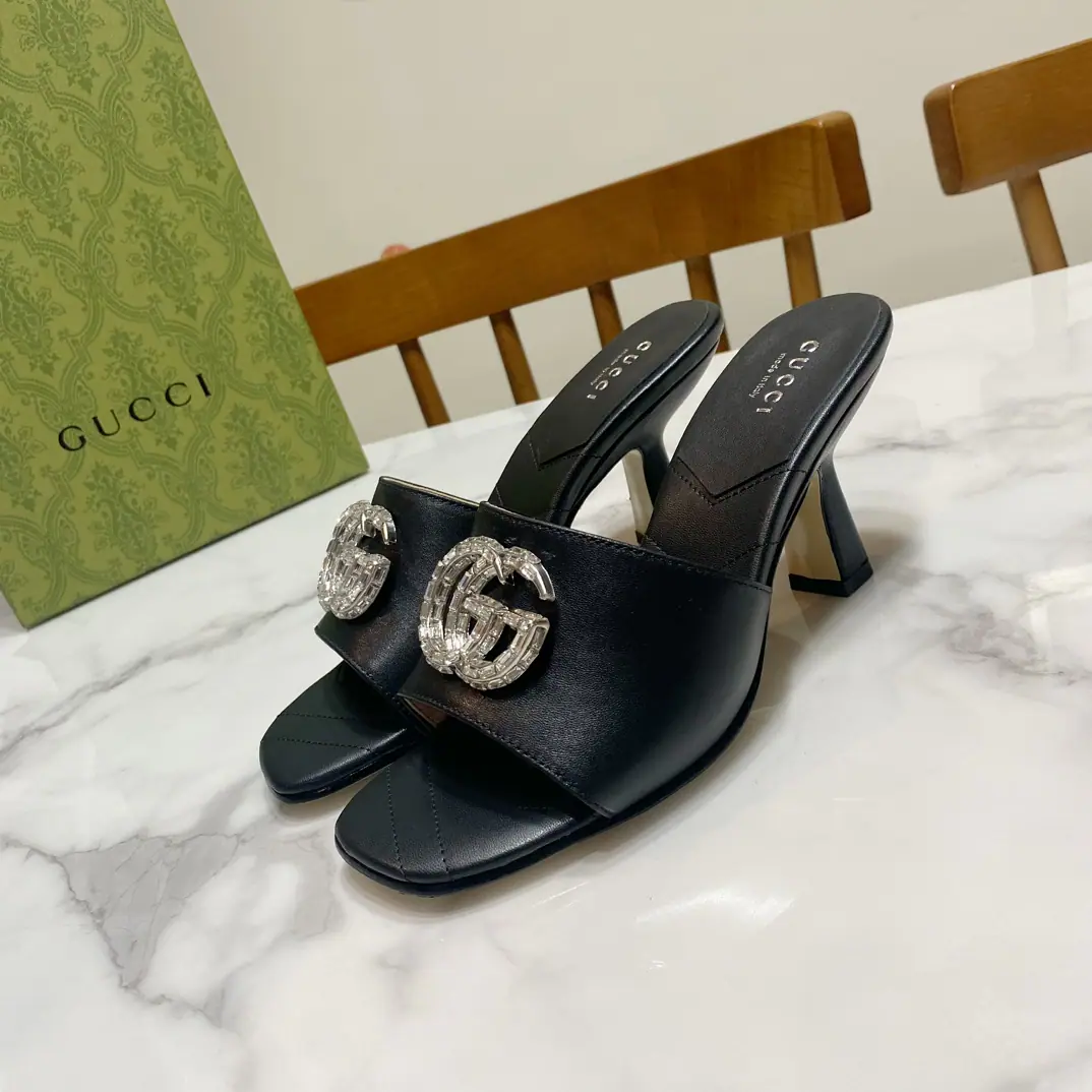 Gucci Guch. The early spring and hot.🔥The diamond-gring heel slippers., Original1:1Repeat, Big stars..The red is growing grass., Fashionful., ♪ New and original ♪, The upper foot is comfortable..White and thin. Shoe.🈶 Skins of sheep.｜Demetrius metal skin, The pad is a goat's skin., That's a big one., Original hardware drill. He's tall.: 7.5CM Size: 35—39Code（34.40.41.42.43- It's a deal., No re-election.）