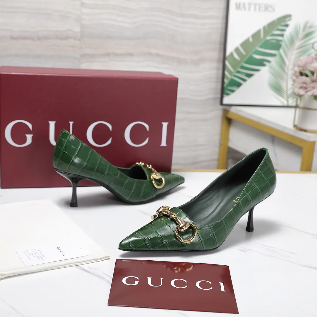 Unique.GuCCHigh-end fine. 2026Spring and summer.BombshellNew paragraphs in series🆕Super fine and shallow shoes. High heels fashion, sharp-headed, sensitive shoes.🔥The original juice original.!Every detail is carefully crafted., Can be associatedZGYeah, like one., No two qualities.！ Fabulous.: Import head-decked cow skin - It's a hardware.: The original modeling chain is a button. Uchi.／Foot.: High-end custom-made sheep skin He's tall.: 6.5 cm Otsumi!: Italian skin. Size: 35-42（40 41 42Do it., No re-election.） Full plate high end Ancola red packaging！ Price: Bullskins. Stone tattoos. Exploration2026Spring and summer series, The shoe money was meant to honor that glorious time.. This shoe is made of metal leather., The trick is to blend in the tip and the metal and the adornment., ♪ And let's all be different ♪💋
