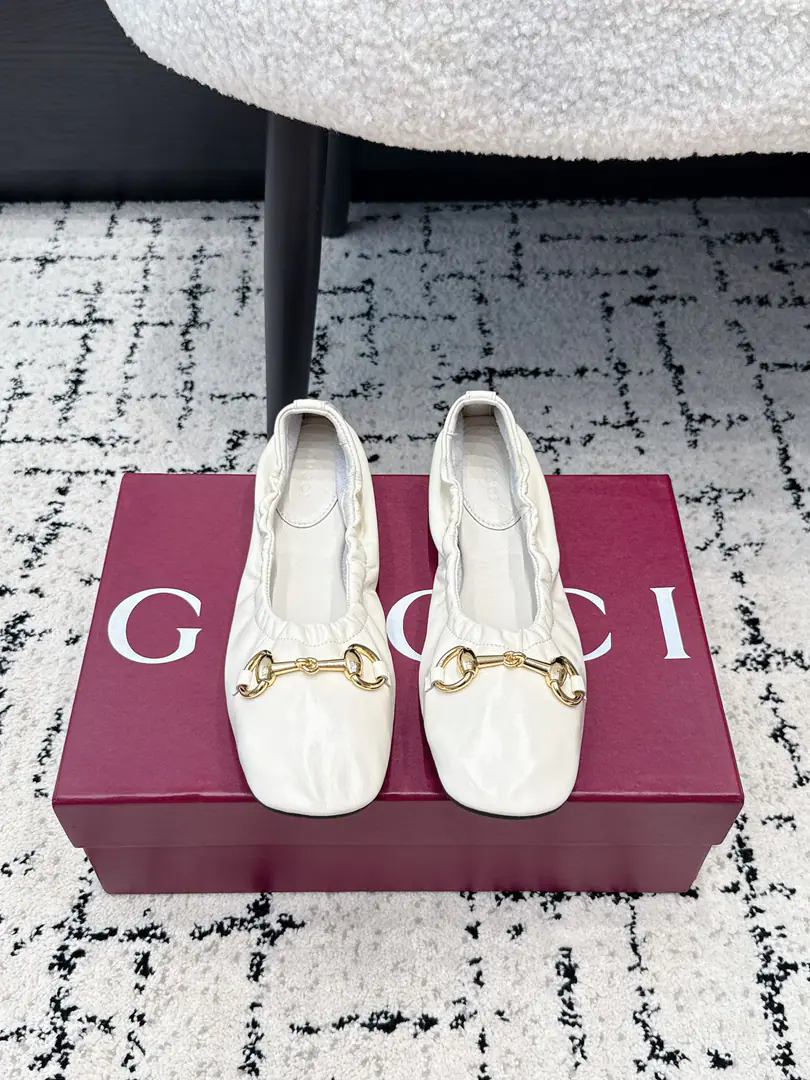 GucciGustz! 26/ PrimaThe series of ballet shoes with the classic metal-grade buttons and the flat-dancing shoes. 《Generation Gucci》The series explores brandy elements., ♪ I'm a man of my own ♪, "...to write a unique aesthetic chapter.. The brand-named horse-buttoned ballet soles spread modern graceful charm.. This shoe is a soft leather face., With flexy shoes., Perfectly blended comfort with casual style., And metal accessories with horse inspiration.. ✔️Fabulous.: Customize the ancient soft wax skin/- A sheep, a skin. ✔️Uchi.: Lamb skin. ✔️Otsumi!: The rubber floor. ✔️Size: 35-42（40 41 42Do it.）