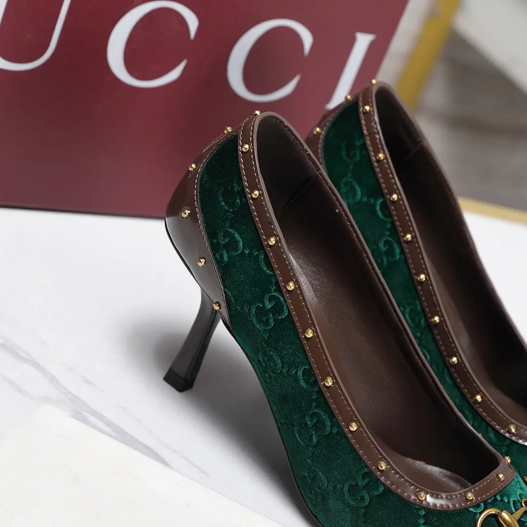 GucciThe horse's title is a sling with high heels.❗❗ Generation GucciThe Guggy Generation series explored the brand's treasure elements., To integrate the designs of different generations into a unified aesthetic narrative. This shallow heel is a motif of French toenails., It's got a little stunk., We'll be fine with the old leather bags and wait for details., The logo-stamping fittings are fixed in two mediums and style.. ♦️♪ The nails are rinding with wool and leather shoes ♪ ♦️The sheep's skin is in the ground. ♦️Italy is a big-ass country. ♦️He's tall.7.5cm ♦️Codes: 35～42（40.41.42I'll make sure I don't change it.）