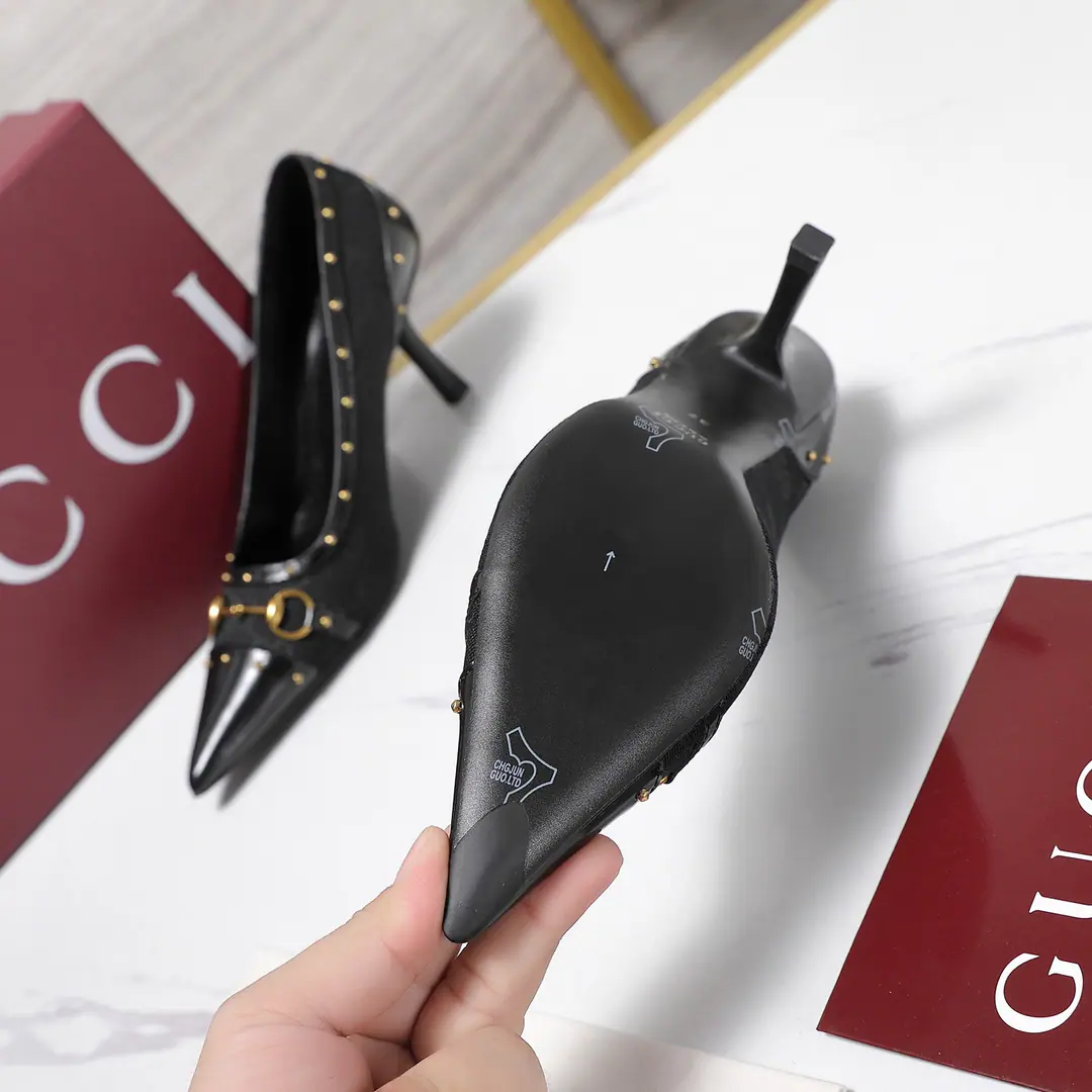 GucciThe horse's title is a sling with high heels.❗❗ Generation GucciThe Guggy Generation series explored the brand's treasure elements., To integrate the designs of different generations into a unified aesthetic narrative. This shallow heel is a motif of French toenails., It's got a little stunk., We'll be fine with the old leather bags and wait for details., The logo-stamping fittings are fixed in two mediums and style.. ♦️♪ The nails are rinding with wool and leather shoes ♪ ♦️The sheep's skin is in the ground. ♦️Italy is a big-ass country. ♦️He's tall.7.5cm ♦️Codes: 35～42（40.41.42I'll make sure I don't change it.）
