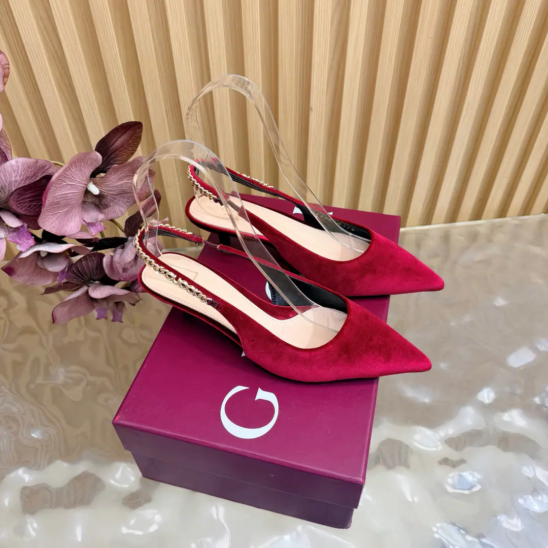 2026- Morning.💜GUCCI High-ranking horse to the side. Gravity🎀Shoes. AsGucciThe distinguished representative of design heritage., JordaanThe series of horse-styles with the title of Brahma Foot's shoes is a powerful display of classic elegance.. This shoe-strap is a brand-marked alphabetic canvas., Accomplishments, Young-jumma.. The shoe is soft., The contour is fluid., To show you the grace of your day. ▫️Shoe.: Velvet. ▫️Uchi./Foot.: - A good little lamb. ▫️Shoes under the sole.: Italian top is a skin. He's tall.: 4.5cm/10.5cm ▫️Match: 35-41（40.41.42I'll make sure I don't change it.）