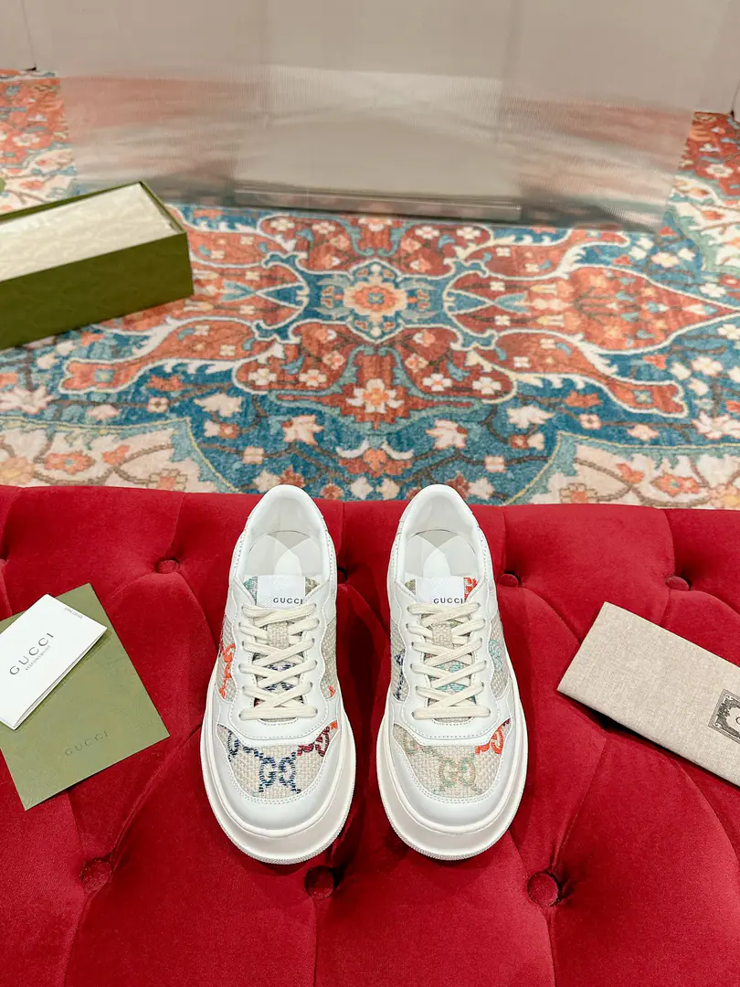 🅿️ 👑Gucci🍀🍀A pair of cozy biscuits. Gucci Chunky BSeries of sneakers～- Let's go with Daddy's shoes. White shoes. Three classic elements of dirty shoes are the design of the sport and leisure mix that brands promote.. The thick sub-structures show a resonance of the sneakers., The most important thing is the shoes are very light.. The classic old flower band., Round shoe head., It's a chocolate system., It's a reminiscent feeling., The effect of the increase is extremely high., The soles are very soft and comfortable.😌Wear it all seasons., It's more of a mood to wear it in the fall.💯 ·Fabulous.: Original customized cow skins（The classic old flower cloth., Puncture., Ballasting process） ·Otsumi!:Rubber Bottom ·Uchi.:Import of sheep skin ·He's tall.:NYO5cm ·Size:Women35-40 Men39-44（Women41 Men45 Custom without re-offer）