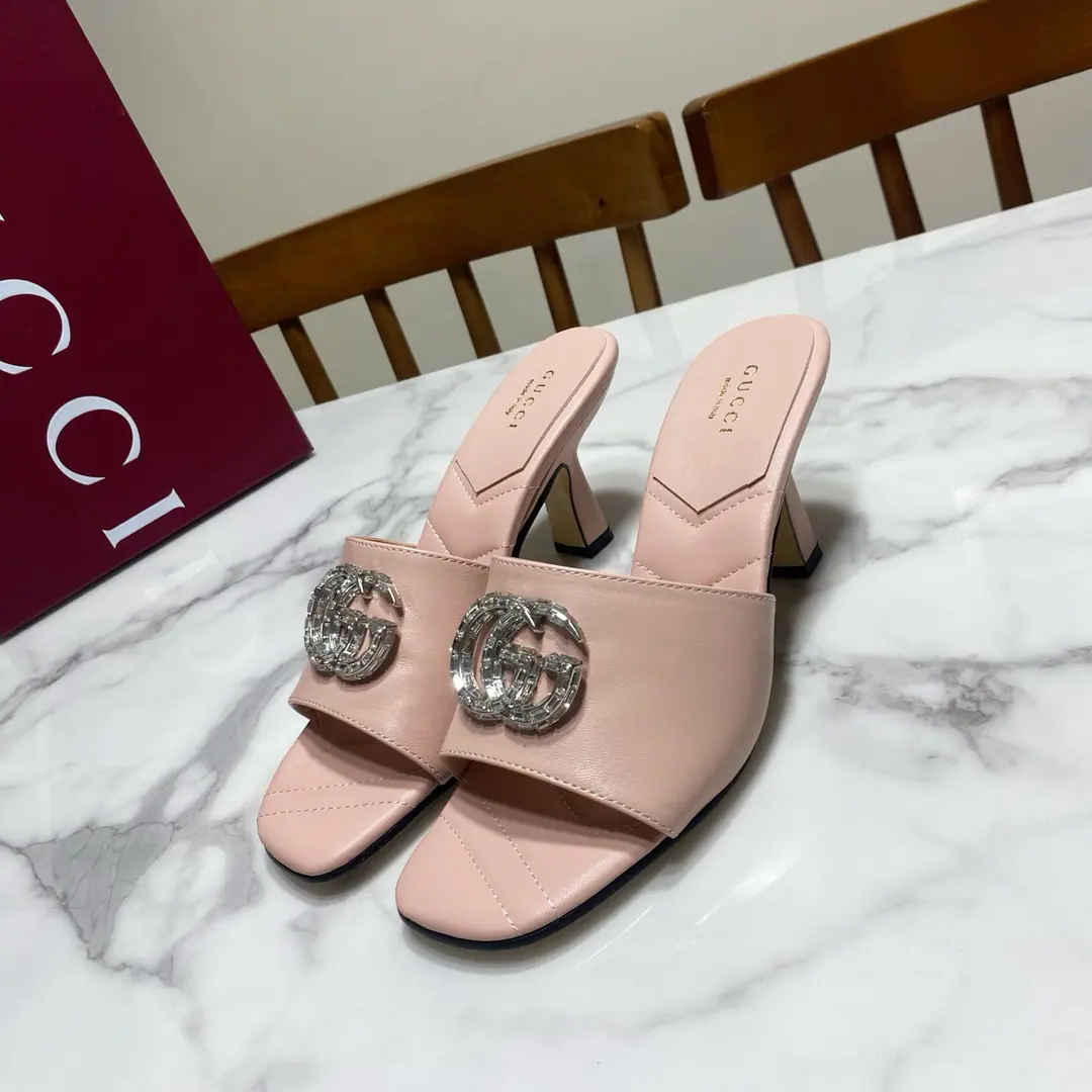 Gucci Guch. The early spring and hot.🔥The diamond-gring heel slippers., Original1:1Repeat, Big stars..The red is growing grass., Fashionful., ♪ New and original ♪, The upper foot is comfortable..White and thin. Shoe.🈶 Skins of sheep.｜Demetrius metal skin, The pad is a goat's skin., That's a big one., Original hardware drill. He's tall.: 7.5CM Size: 35—39Code（34.40.41.42.43- It's a deal., No re-election.）