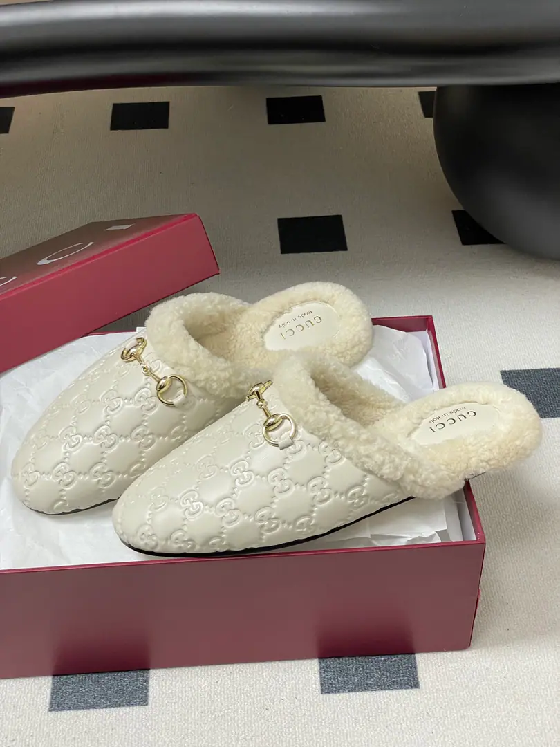 🏧𝐆𝐔𝐂𝐂𝐈Gustz!PrincetownClassic wool slippers., DoubleGThe furs are under the moller's shoes, and the half-shoes are under the flat.. The shoe is soft., The galleries flow., To show you the grace of your day.！ Shoeface custom doubleGSkins of cattle. The inside foot is a lamb wool. The Italian factory is so big. Size:35-42 [40.41.42Do it.]