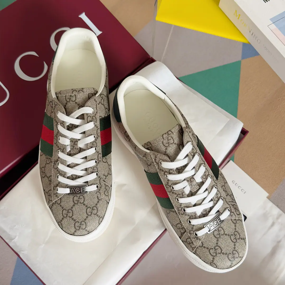 Top Version: Couple money. GucciGood riddance.AceSeries Thick Honeybee. White shoes. Couple money. Leisure Sports shoes Since the beginning of the world,, AceThe series of sneakers has become one of the leading characters in brand narratives.. The new series is designed with a very low profile., The match is for details., ♪ Shine the sports shoe style ♪. Tie with fixed garb“ACE”Metal sign, The thick structure is a shoe-like thing.. GucciThe classic red striped strips add charm to the whole design. Send a cabinet for fine packaging🛍📦 ▪️Fabulous.: Original import of head-level cattle skin ▪️Uchi.: Original custom custom customised soft sheep skin ▪️Shoes under the sole.: Original OpenTPUSlipboard Base ▪️Bottom: 5CM ▪️Size: Female35-40 / Men39-45