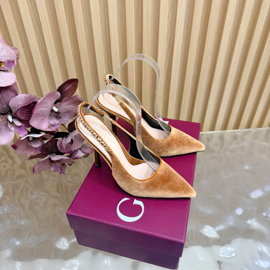 2026- Morning.💜GUCCI High-ranking horse to the side. Gravity🎀Shoes. AsGucciThe distinguished representative of design heritage., JordaanThe series of horse-styles with the title of Brahma Foot's shoes is a powerful display of classic elegance.. This shoe-strap is a brand-marked alphabetic canvas., Accomplishments, Young-jumma.. The shoe is soft., The contour is fluid., To show you the grace of your day. ▫️Shoe.: Velvet. ▫️Uchi./Foot.: - A good little lamb. ▫️Shoes under the sole.: Italian top is a skin. He's tall.: 4.5cm/10.5cm ▫️Match: 35-41（40.41.42I'll make sure I don't change it.）