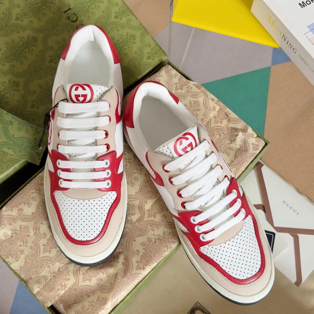 Top Version: Couple money. GucciGustz!GHome. Latest White shoes. Couple money. Leisure Sports shoes Original procurement development Make the goods. - To the sneakers.20Century70The classic sports shoes of the ages are prototypes of inspiration., The name is taken from the defense action in sport.. This is made of white leather craftsmen's heart., Side-side embellishment double-buttonGstriped weeds, And...GucciThe ancient signs are a little bit of shoe. Send a cabinet for fine packaging🛍📦 ▪️Fabulous.: Original import of head-level cattle skin ▪️Uchi.: Original custom customised in soft sheep skin ▪️Shoes under the sole.: Original OpenTPUOtsumi! ▪️Bottom: 2.5CM ▪️Size: Female35-40 / Men39-45（45Freeze!