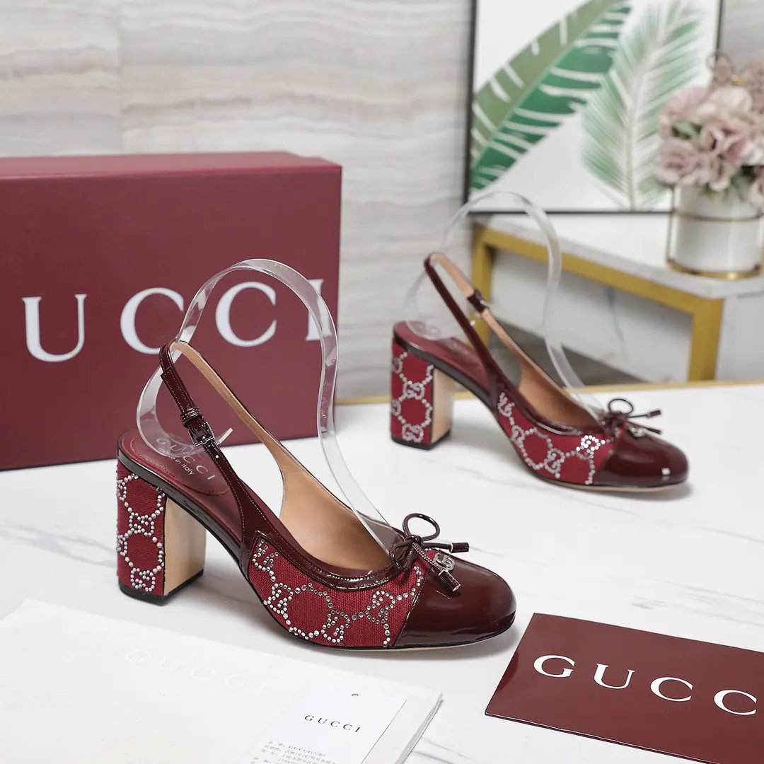Top Version⚡ 2026Spring and summer.GucciNew sum The iron is thick. The sandal butterfly is tied up with his head and heels. The shoes are the most classic.Logo, The suction is behind the pressure., I'd better wear two pairs of shoes and wear pants.👖And dress.👗There's no harm in getting in and out of any place.🩵High-quality cortex kittens and silver bright spots are more than comparable to the impact of visual shocks., Elegance and knowledge blend., A pair of shoes meets the demands of the fairies., The most beautiful of all.🩶 Shoe.: Goki!/Layout（- The drill.） He's tall.: 8cmsg Otsumi!: That's a big one. Codes: 35-41（40, 41, 42Custom）