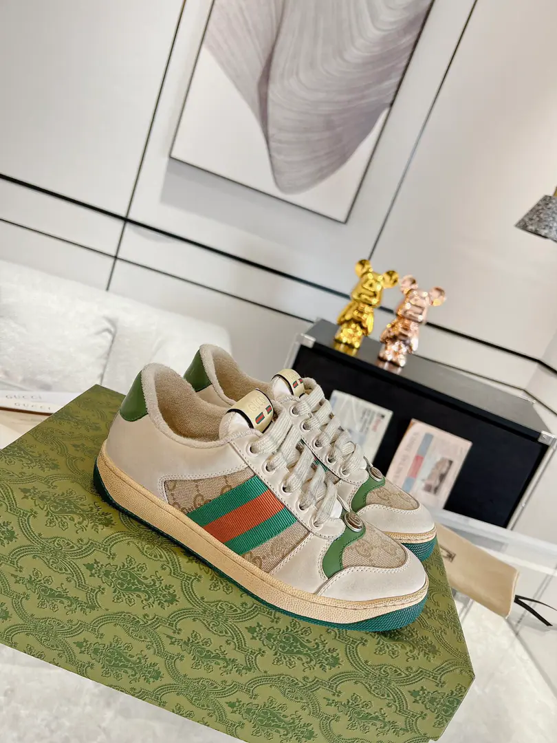 Couple money. Gucci ScreenerA series of sports shoes and a couple of dirty shoes.‼️ Little dirty shoes.ScreenerThe idea behind the series of names is the defense action in sport., The design of the sneakers is from20Century70The classic sneakers of the ages are constantly inspired.. This sneaker is a classic.GGThe canvas., The side is painted with pink and green strips., A little retrograde.GucciMarking. Shoe.: ♪ The cow's skin rolls along ♪ Uchi.: In the original high-density fumes. logo: Metal DimentaryGEllipse, details of the thump Packaging: Top-of-the-art package for cabinet Otsumi!: - A vacuum.TPUMaterial Shoes.: Women35-40 Men39-44 (Women41Men38, 45I'll make sure I don't change it.）