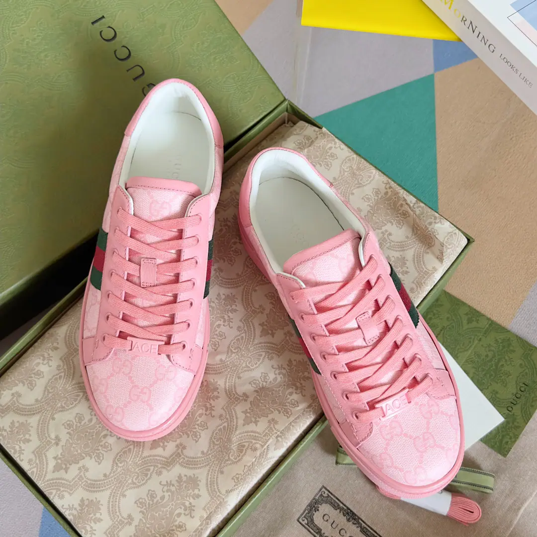 Top Version: Female GucciGood riddance.AceSeries Honeybee. White shoes. Couple money. Leisure Sports shoes Original procurement development Make the goods. Guzérèse since the day he was born, AceThe series of sports shoes continues the brand narrative., The craftsman's masters are singles.. The new series is designed with a very low profile., The match is for details., ♪ Shine the sports shoe style ♪. Tie with fixed garb“ACE”Metal sign, The thick structure is a shoe-like thing.. GucciThe classic red striped strips add charm to the whole design.. Send a cabinet for fine packaging🛍📦 ▪️Fabulous.: Original import of head-level cattle skin ▪️Uchi.: Original custom custom customised soft sheep skin ▪️Shoes under the sole.: Original OpenTPUSlipboard Base ▪️Bottom: 3CM ▪️Size: Female35-40