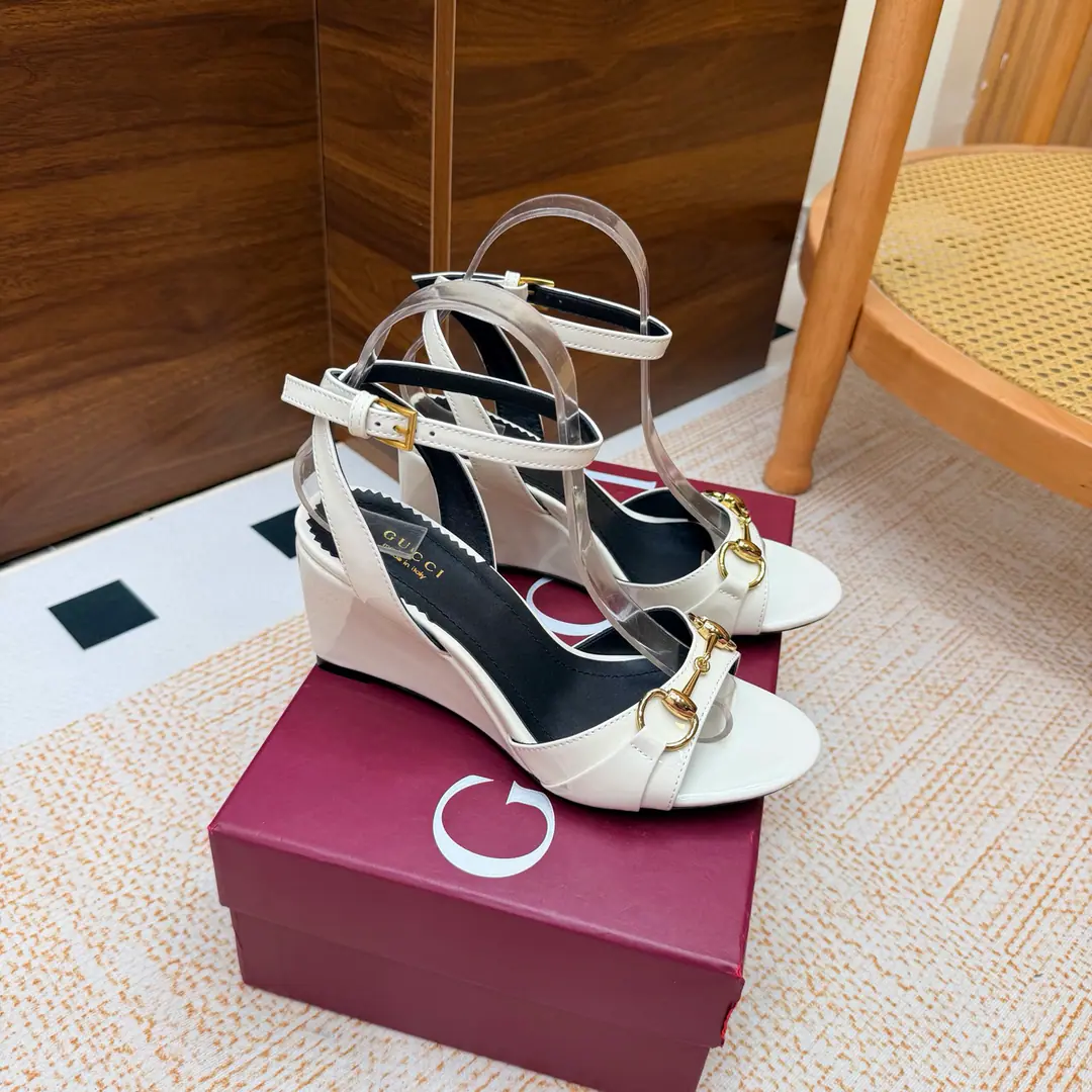 💜Gucci/Good-looking old-fashioned horse-stamped sandals. G- Homemarked title button. ♪ And the bumpy-ass sandals ♪ A lovely and comforting fashion feast is now opening.. These sandals. It's classics that clash with modern passion. Every step is a self-confidence expression with a plaque of taste.. A smart stretch of legs. Raise the overall profile. To make you feel comfortable in walking. The thick sub-design adds stability. Walking is more comfortable. No, no, no.. The fabric is based on original pedestal skin./Painted skin. The insides are all parchment. Italian imports are so thick. He's tall.: 8cm size: 35-39（40/41/42Custom）