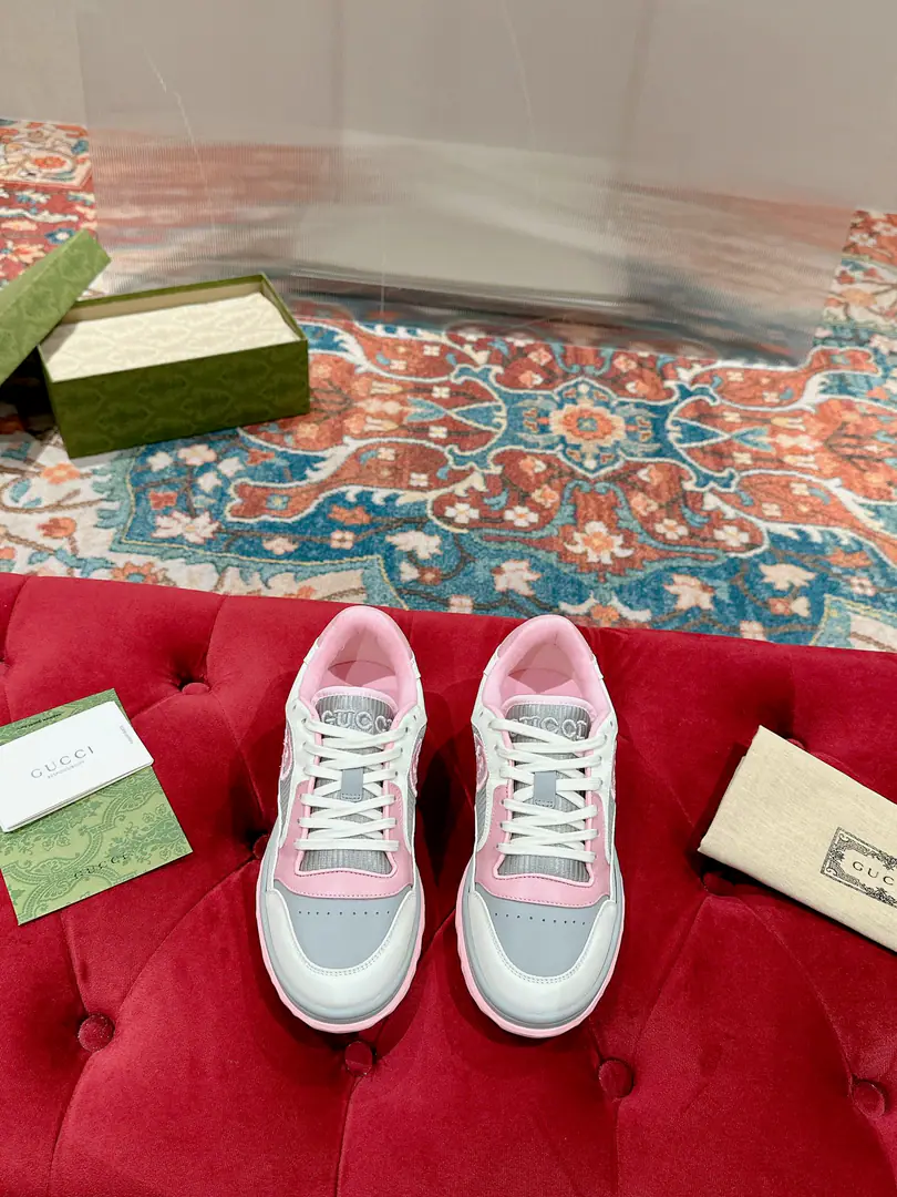 Female 【GHome. Couple top version 】 Gucci2023The morning spring.GHome. The latest blast.MAC80 Sports shoes Couple money. Leisure Retro. Old 🌸🌸🌸 Original procurement development Make the goods. Gustz!MAC80New Exploded Series A delicate, small, interlocking pair.GThe logo romanticizes the aesthetics of this series.. Use the white and white bean leather., The ancient inspiration is a combination of sneakers., ♪ The brand brand brand branding ♪. Send a cabinet for fine packaging🛍📦 ▪️Fabulous.:Original customized import of head-level cattle skin ▪️Uchi.:The original customizes the import of the air network. ▪️Otsumi!:Original Open-Screen Double ColourTPUOtsumi! ▪️Codes:Female35-40