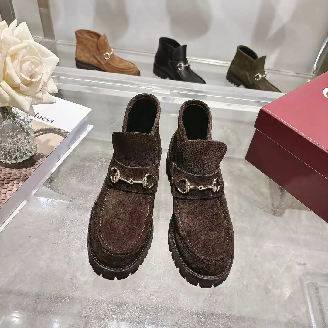 Long-term. 4Inch boots. GUCCI Guch. Fashion is a big deal. A smart fashion with round-shoe head and so on. Fabulous.: Import calf, skin. Uchi.: Foot. Import of sheep skin The base plate is one-to-one. Codes:35—42Code Remarks: 40 41 42 Do it. Plant straight.